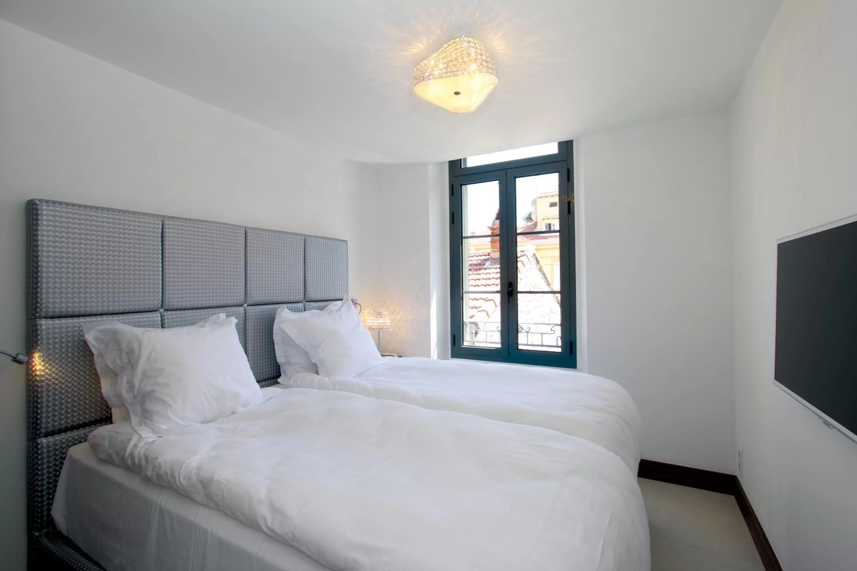 Bedroom, Bed in GOLDEN TULIP CANNES HOTEL de PARIS