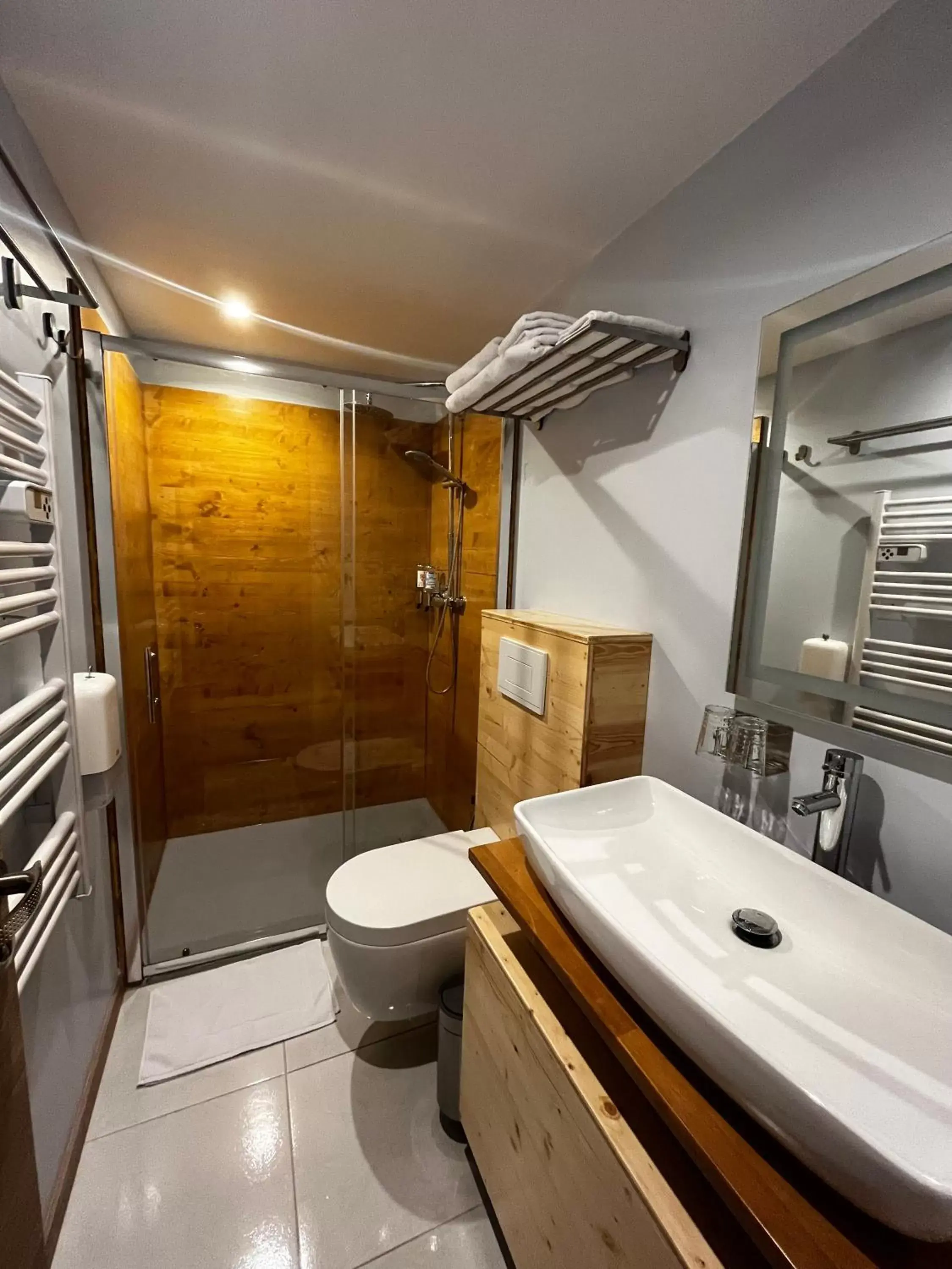 Shower, Bathroom in 9WAGRAM Hotel Boutique