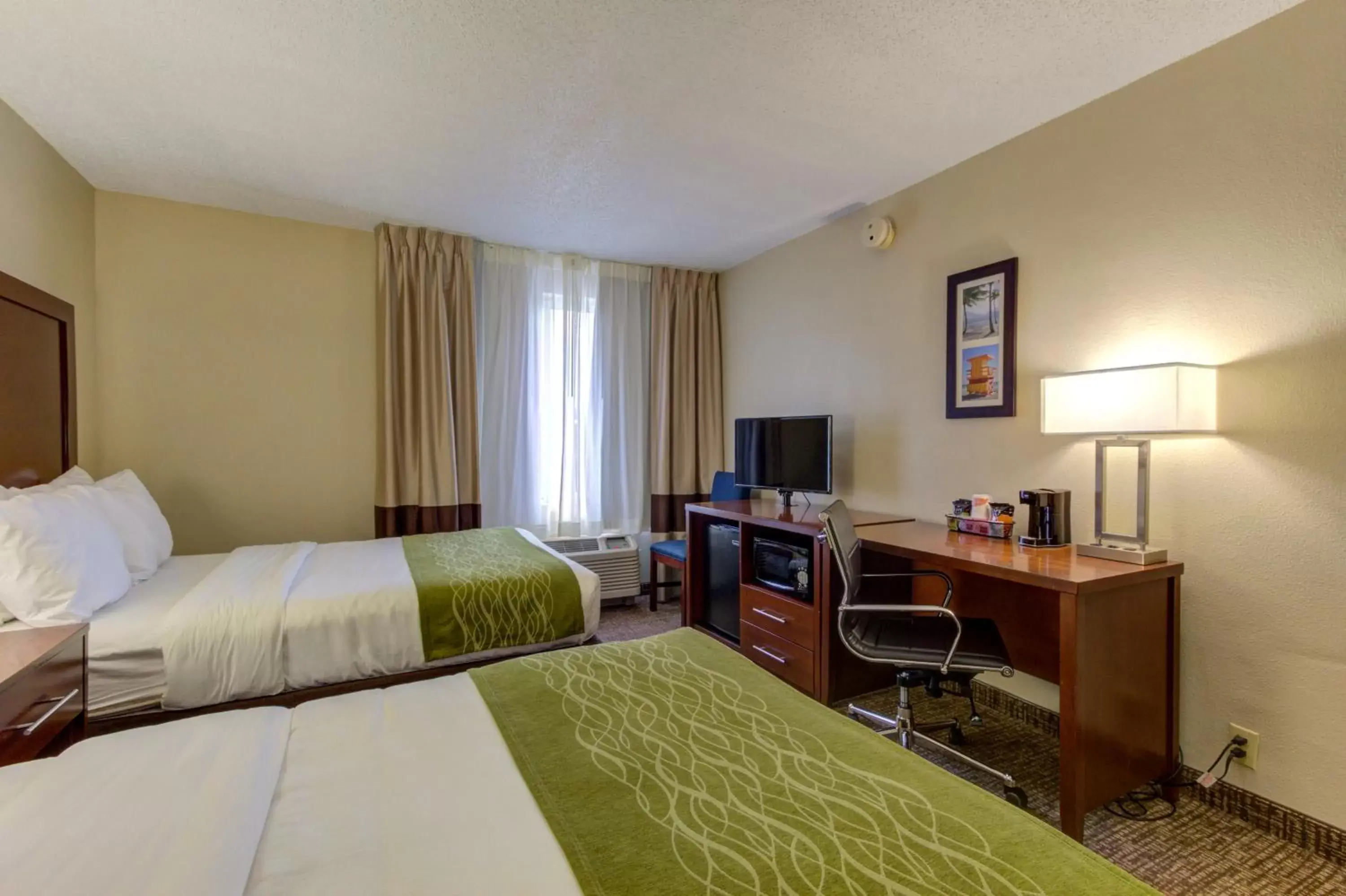 Bed, TV/Entertainment Center in Comfort Inn St Petersburg North