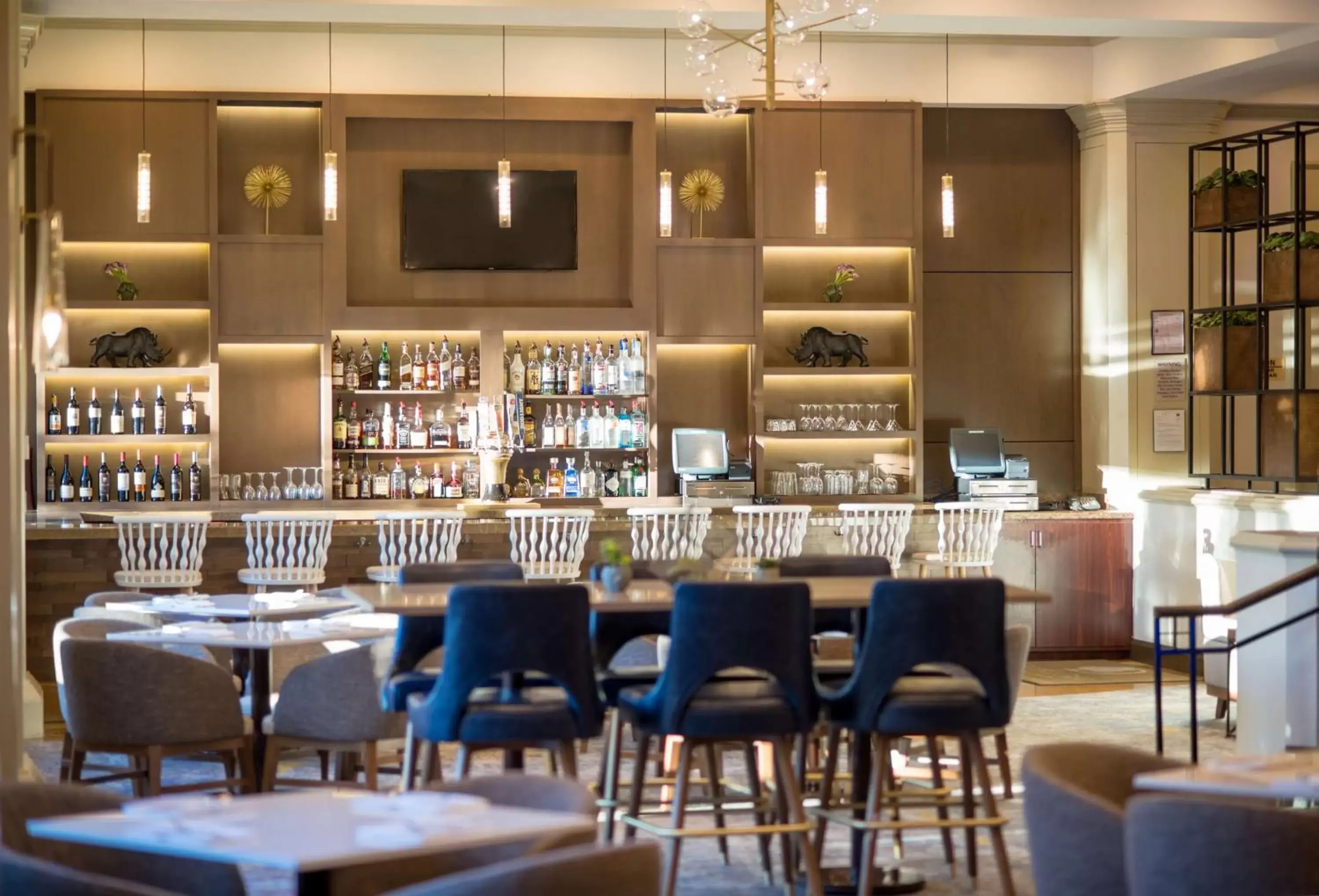 Lounge or bar, Restaurant/Places to Eat in DoubleTree by Hilton San Diego-Mission Valley