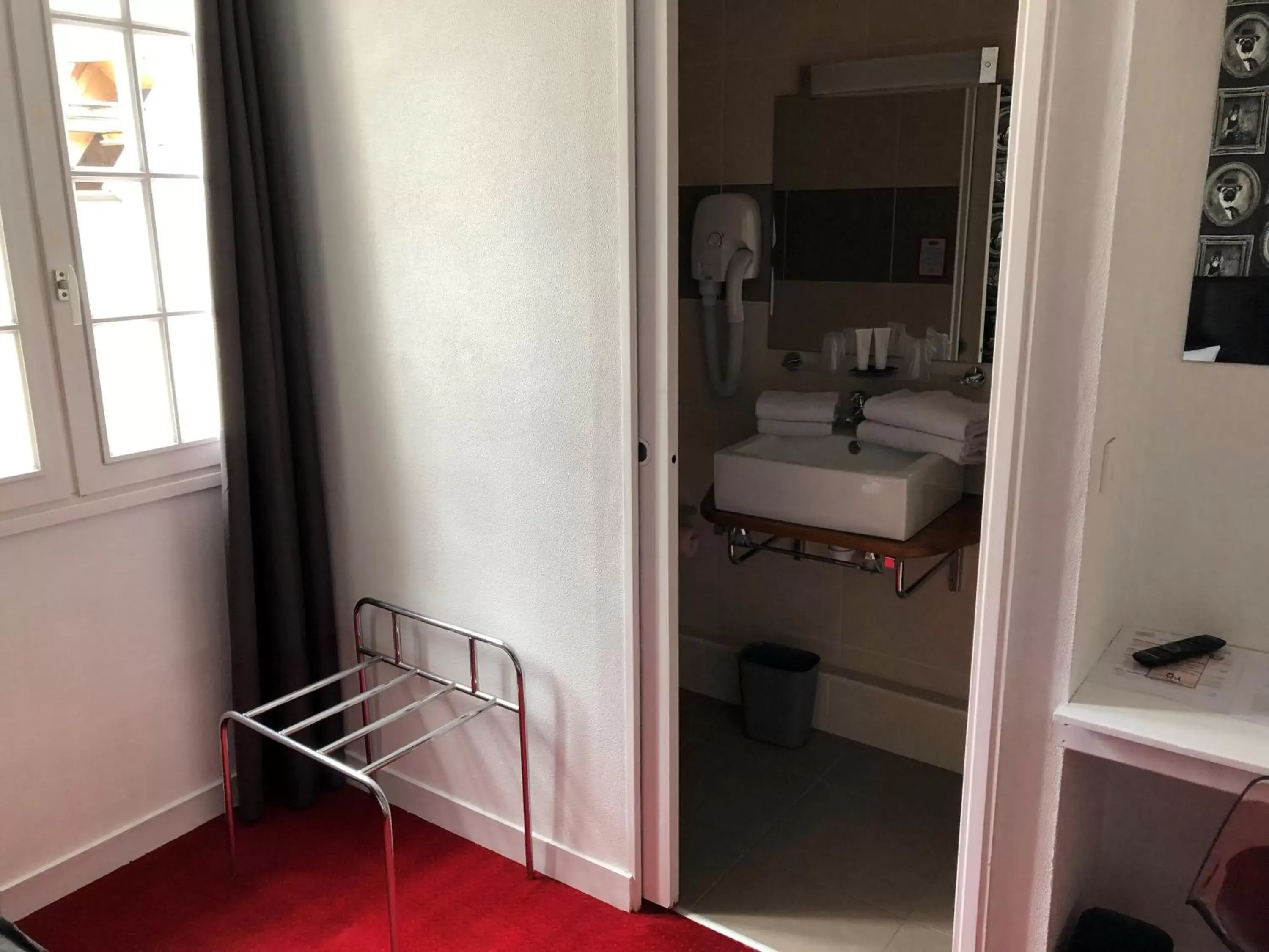 Property building, Bathroom in Hotel Reine Mathilde