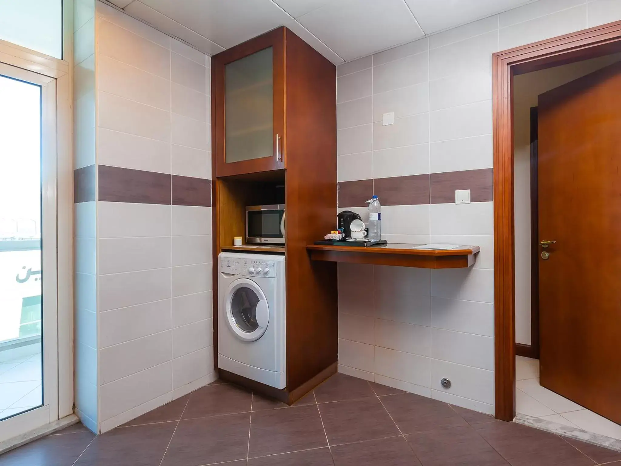 Kitchen or kitchenette, Bathroom in Flora Creek Deluxe Hotel Apartments