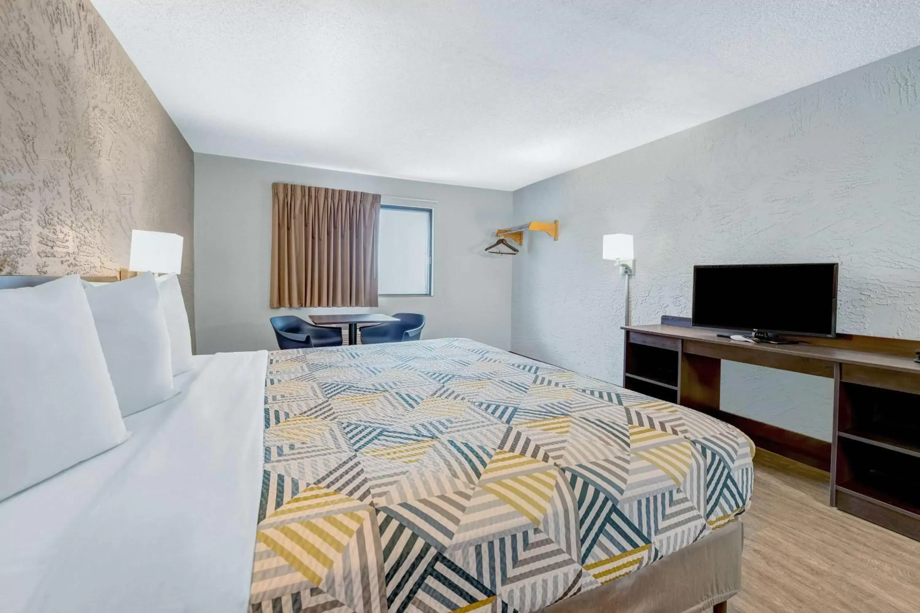 Bedroom, Bed in Motel 6-Elk Grove Village, IL - O'Hare