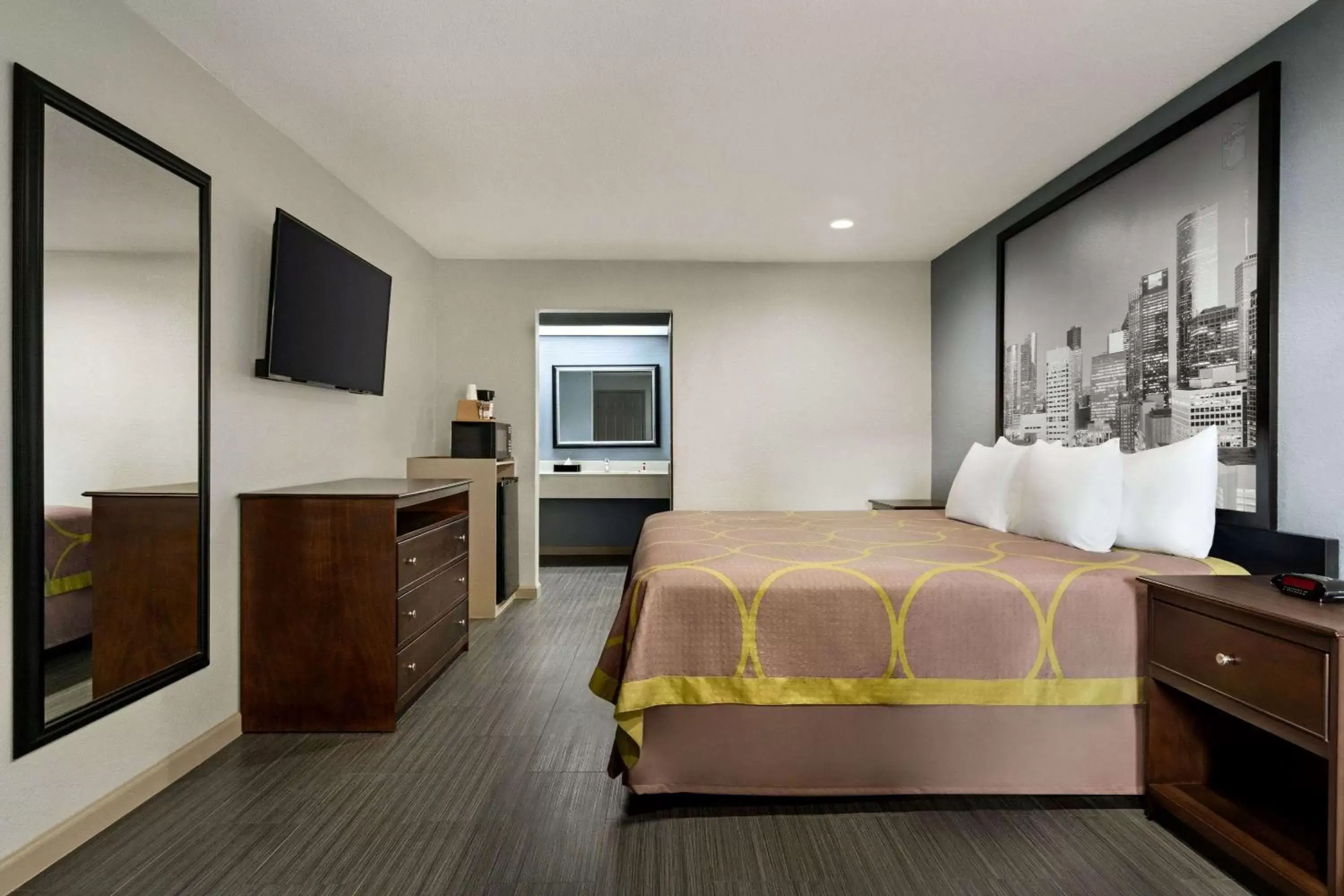 Photo of the whole room, Bed in Super 8 by Wyndham Houston/Dtwn/I-610