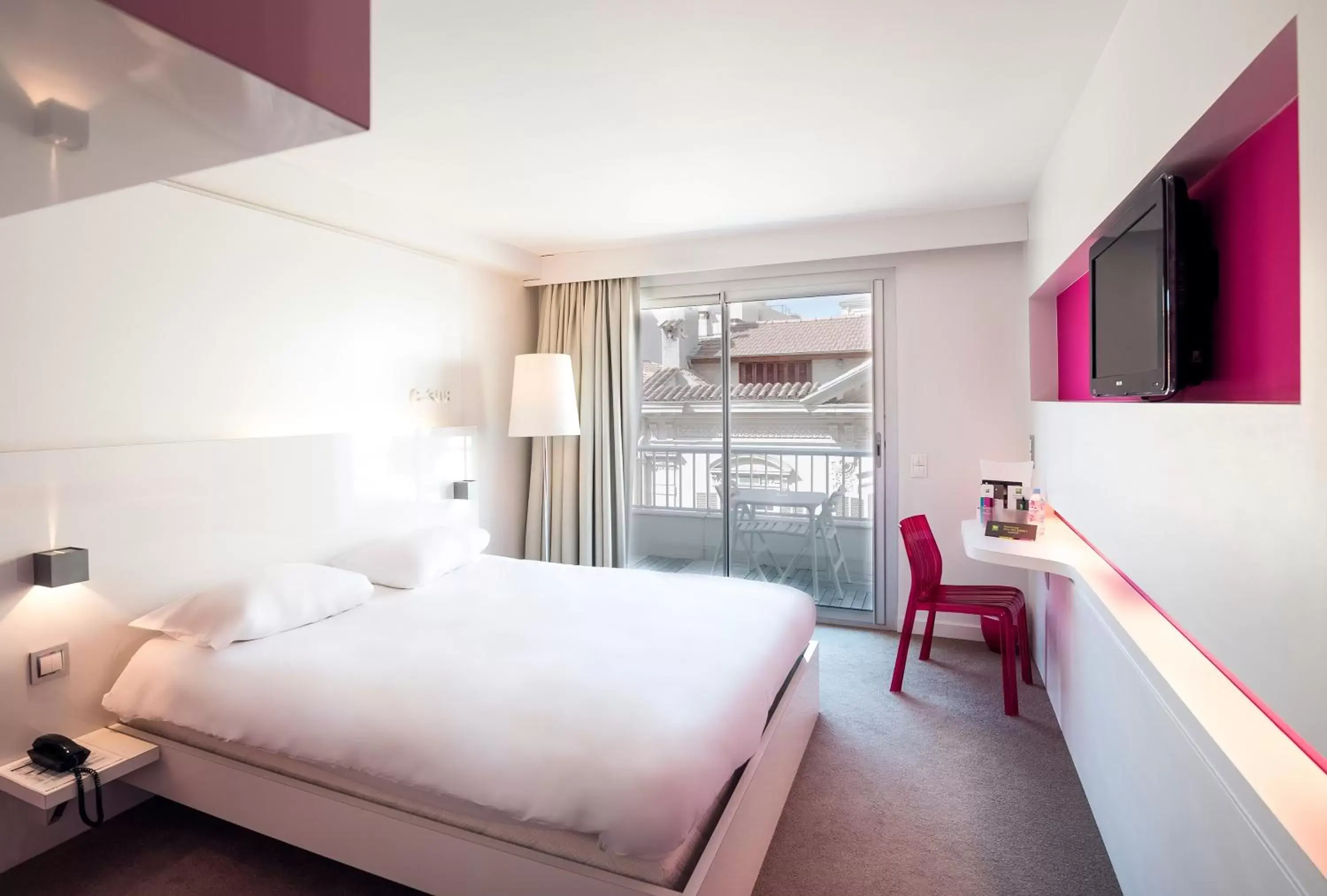 TV and multimedia in Ibis Styles Menton Centre