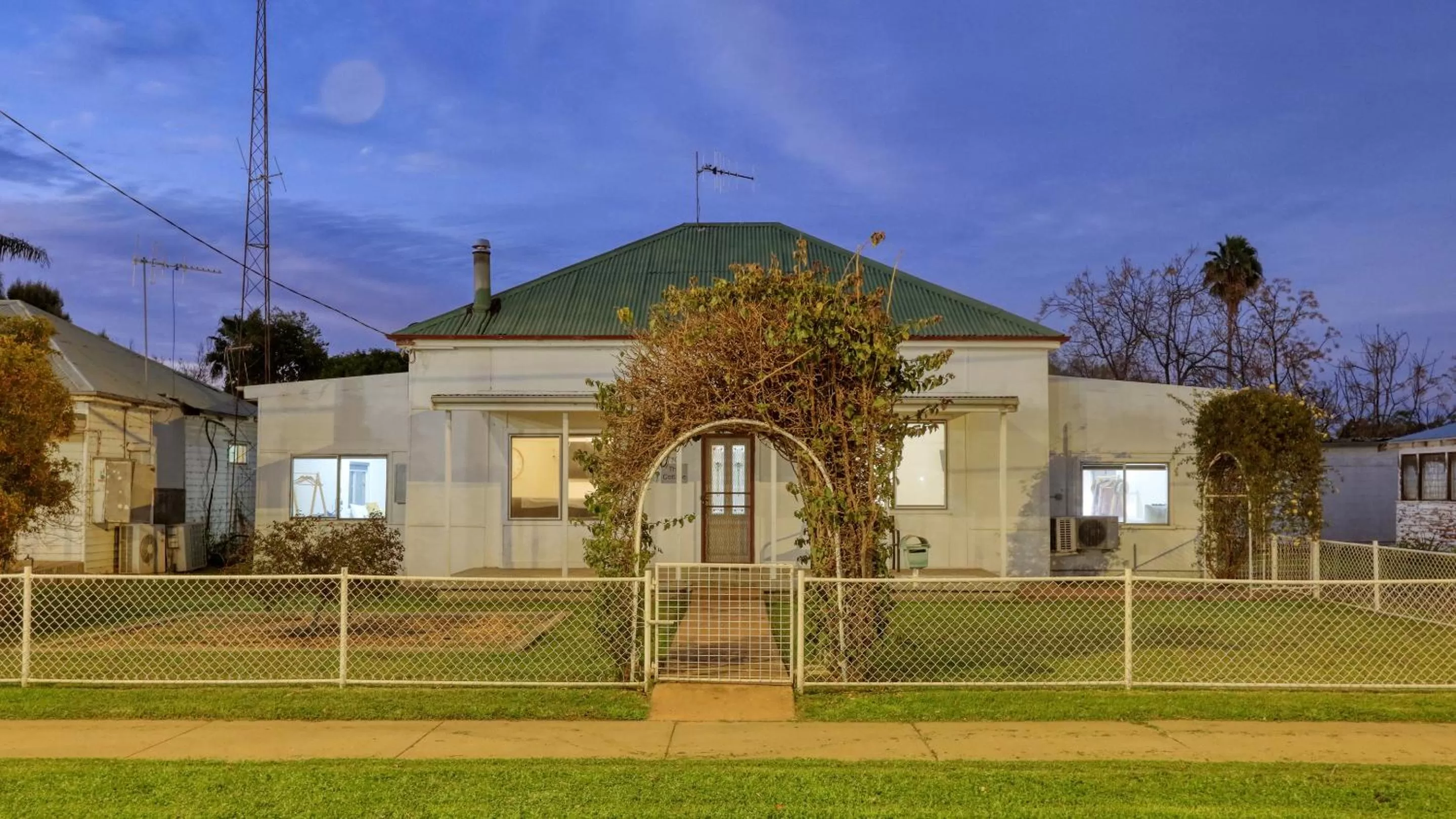 Property building in Castlereagh Lodge Motel