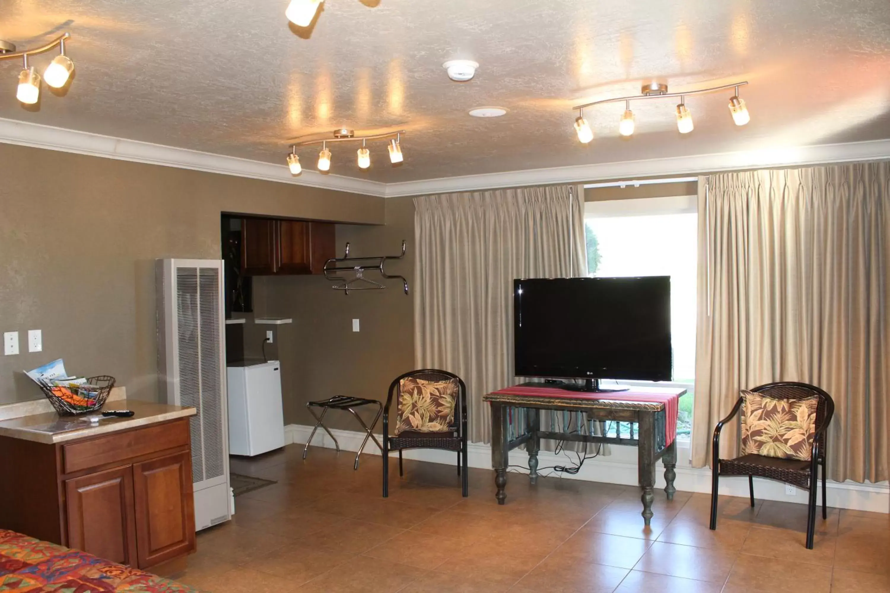 Seating area, TV/Entertainment Center in The Siesta Motel