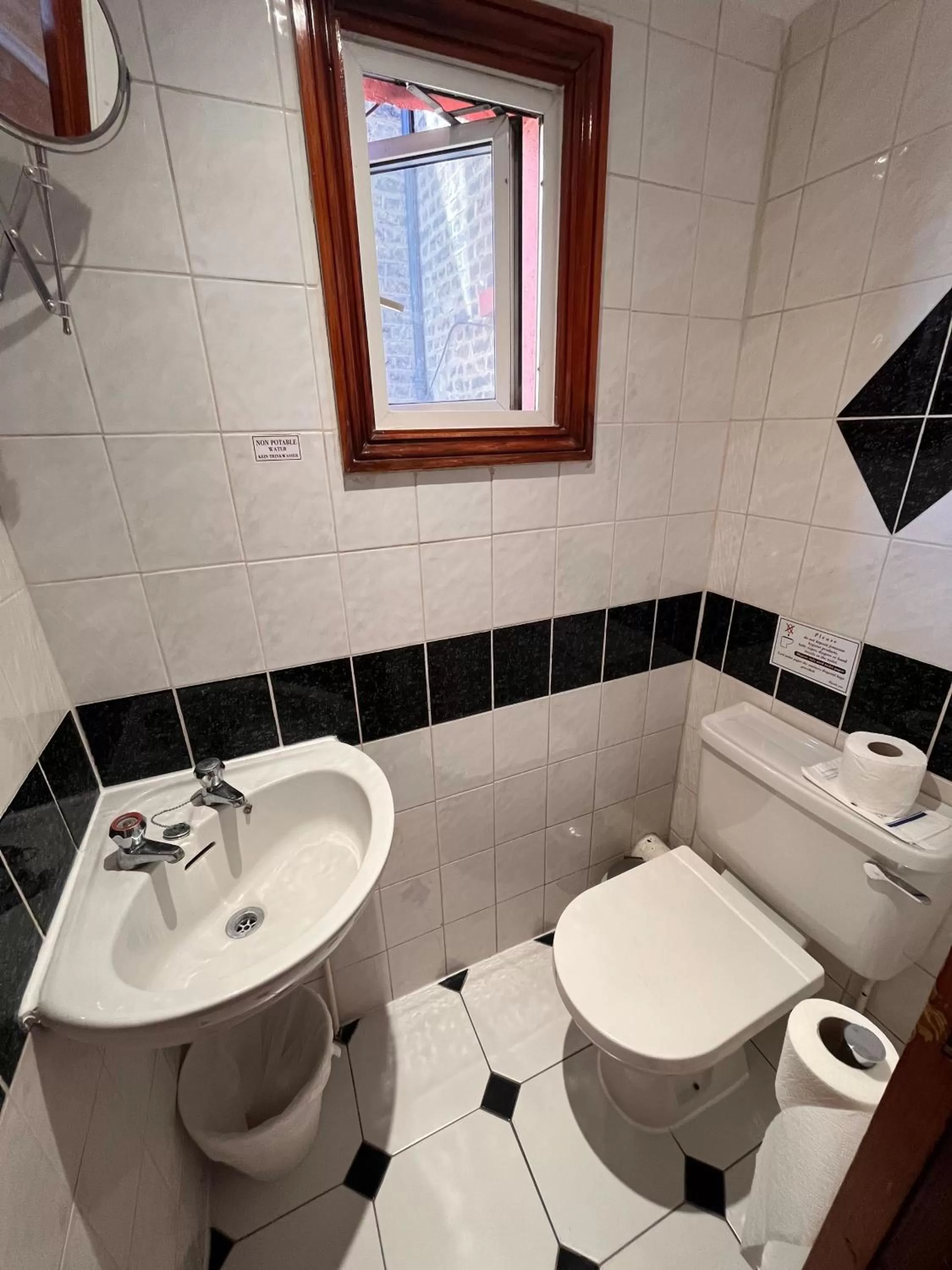 Bathroom in Shakespeare Hotel