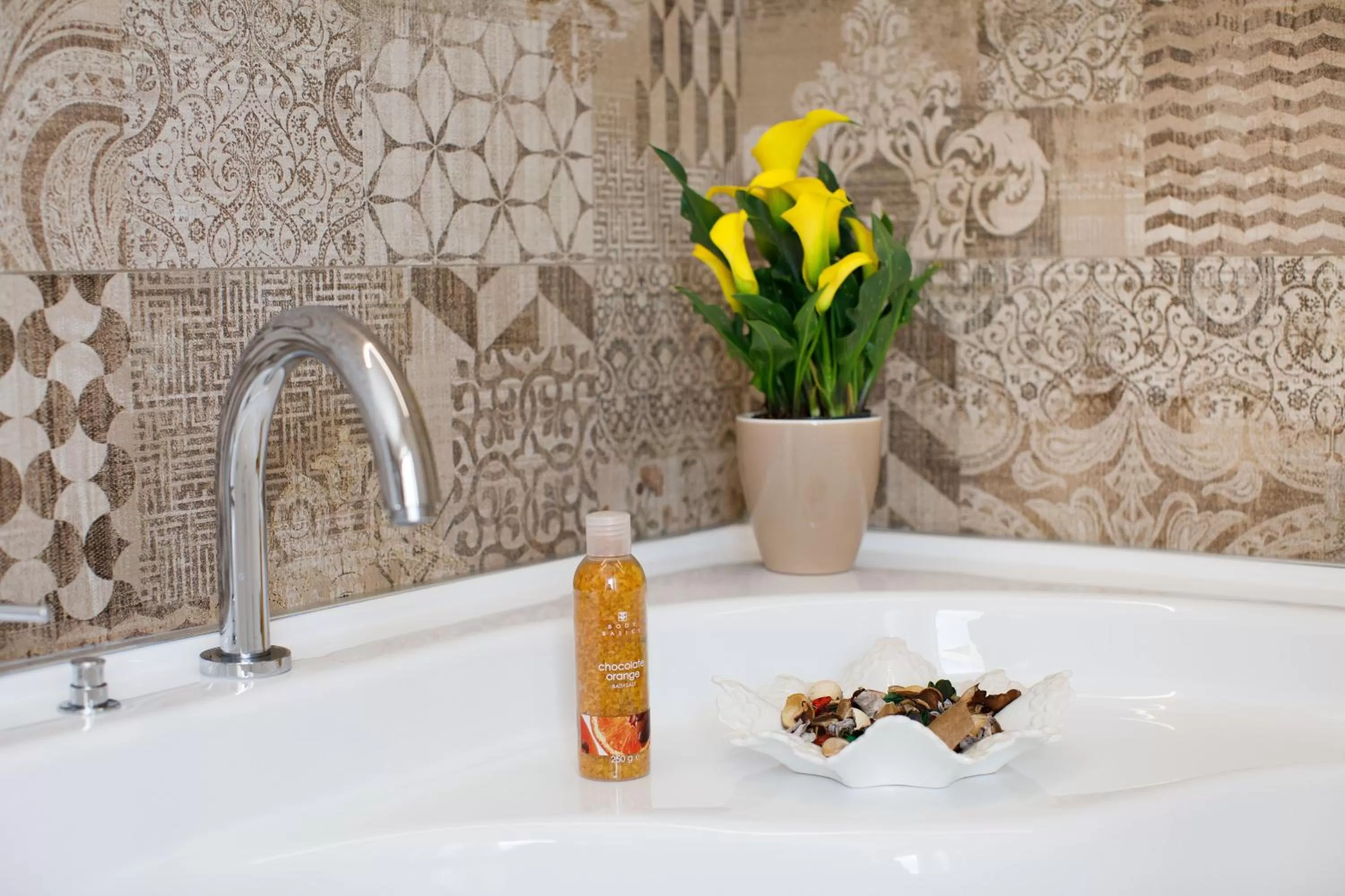 Hot Tub, Bathroom in Le Muse Suite