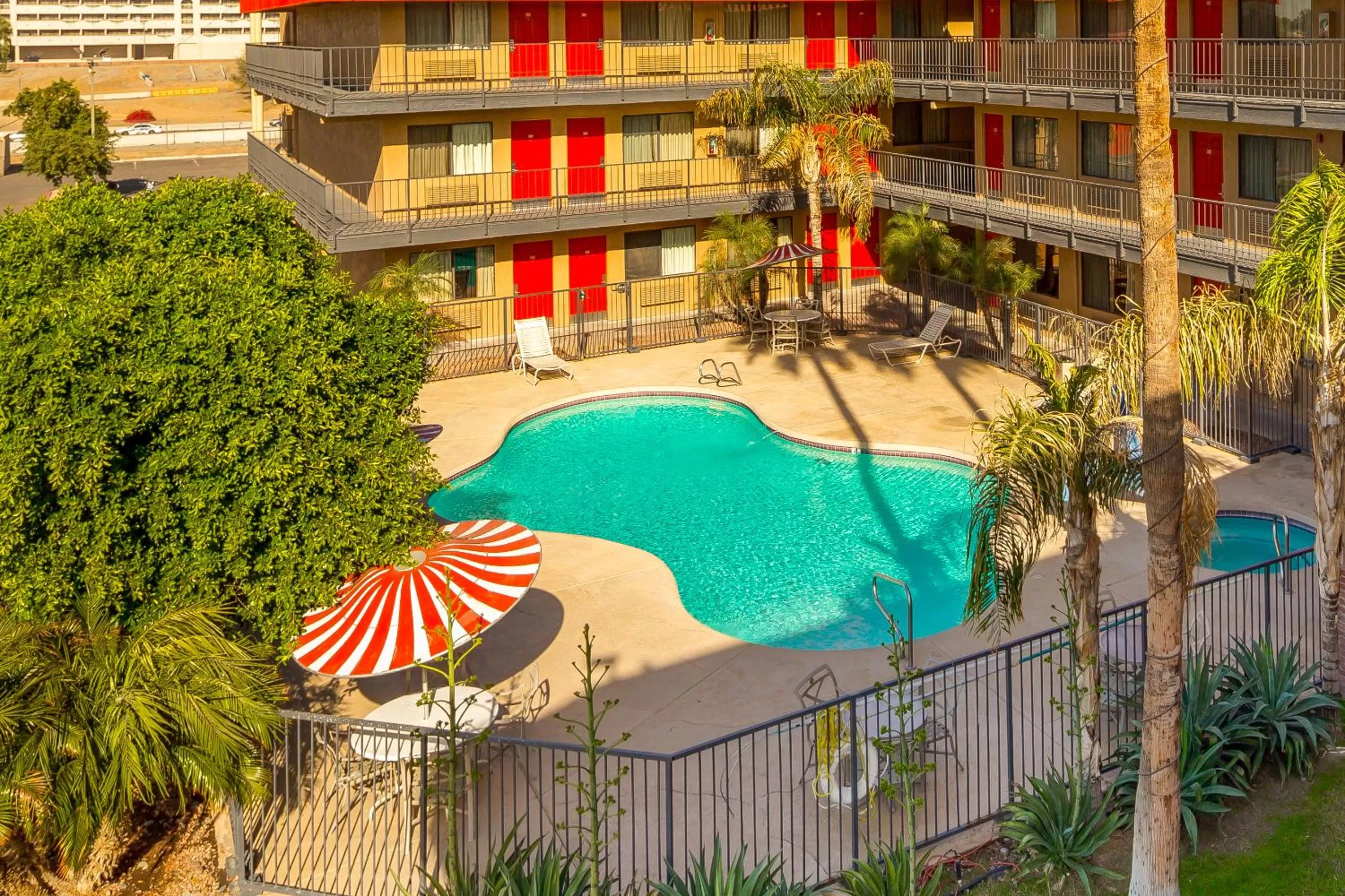 Pool view in Travelers Inn - Phoenix