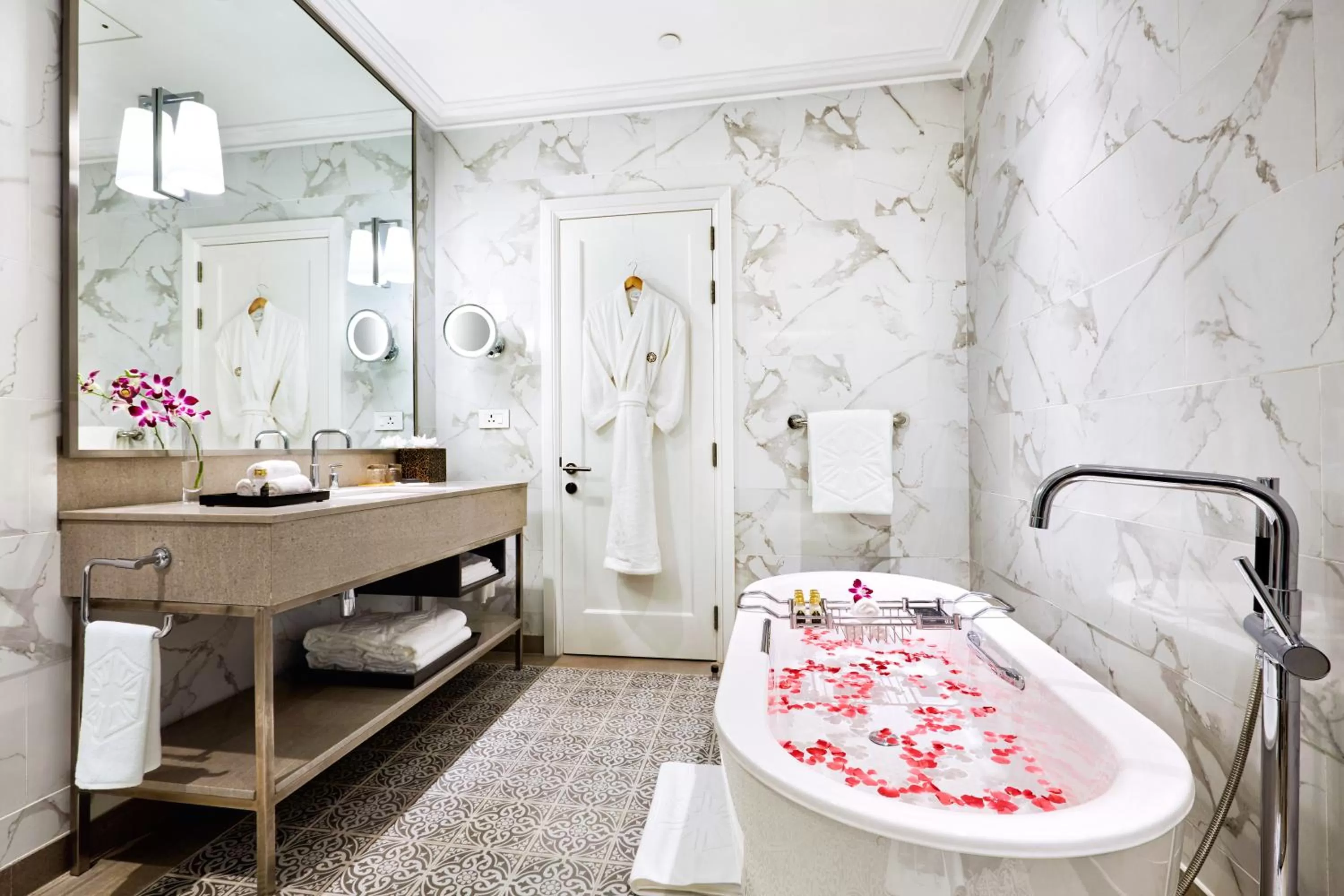 Bathroom, Bed in Taj Connemara, Chennai