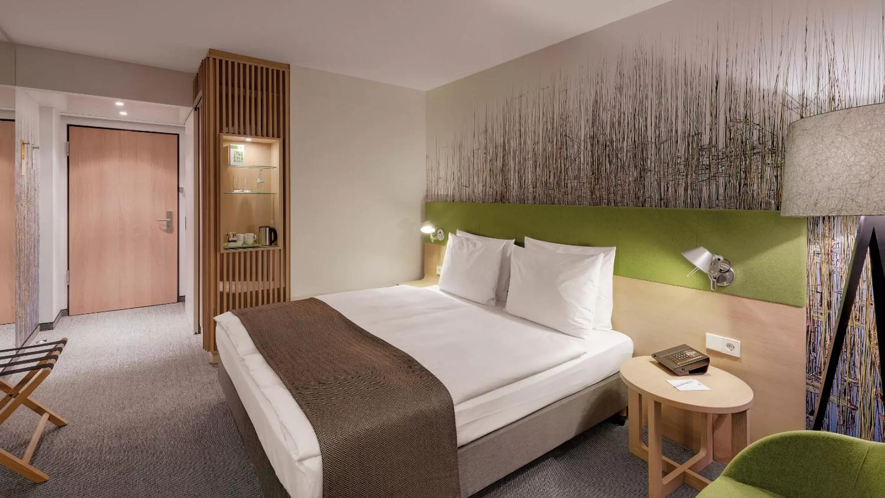 Shower, Bed in Holiday Inn Frankfurt - Alte Oper, an IHG Hotel