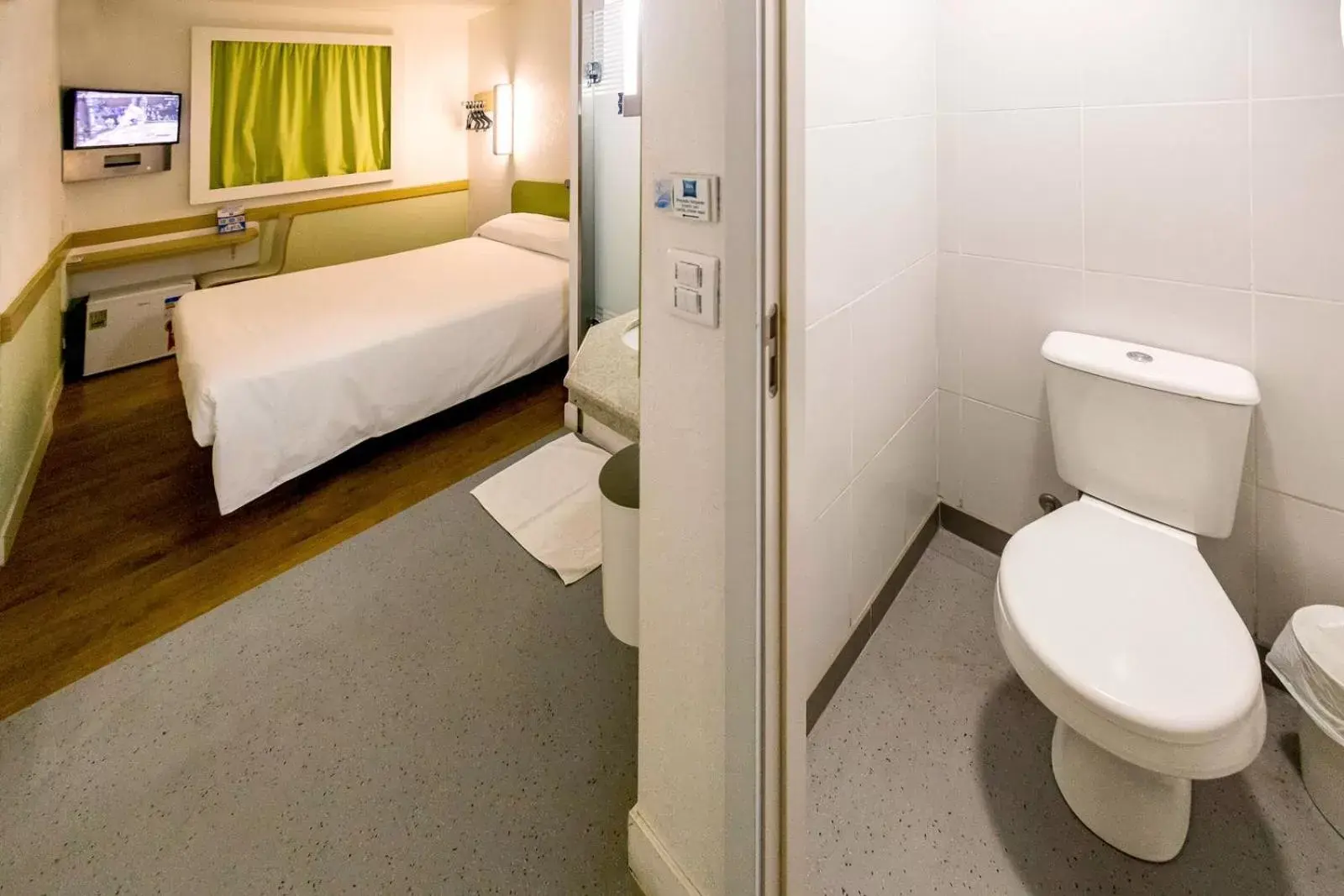 Bed, Bathroom in Ibis Budget Maringa