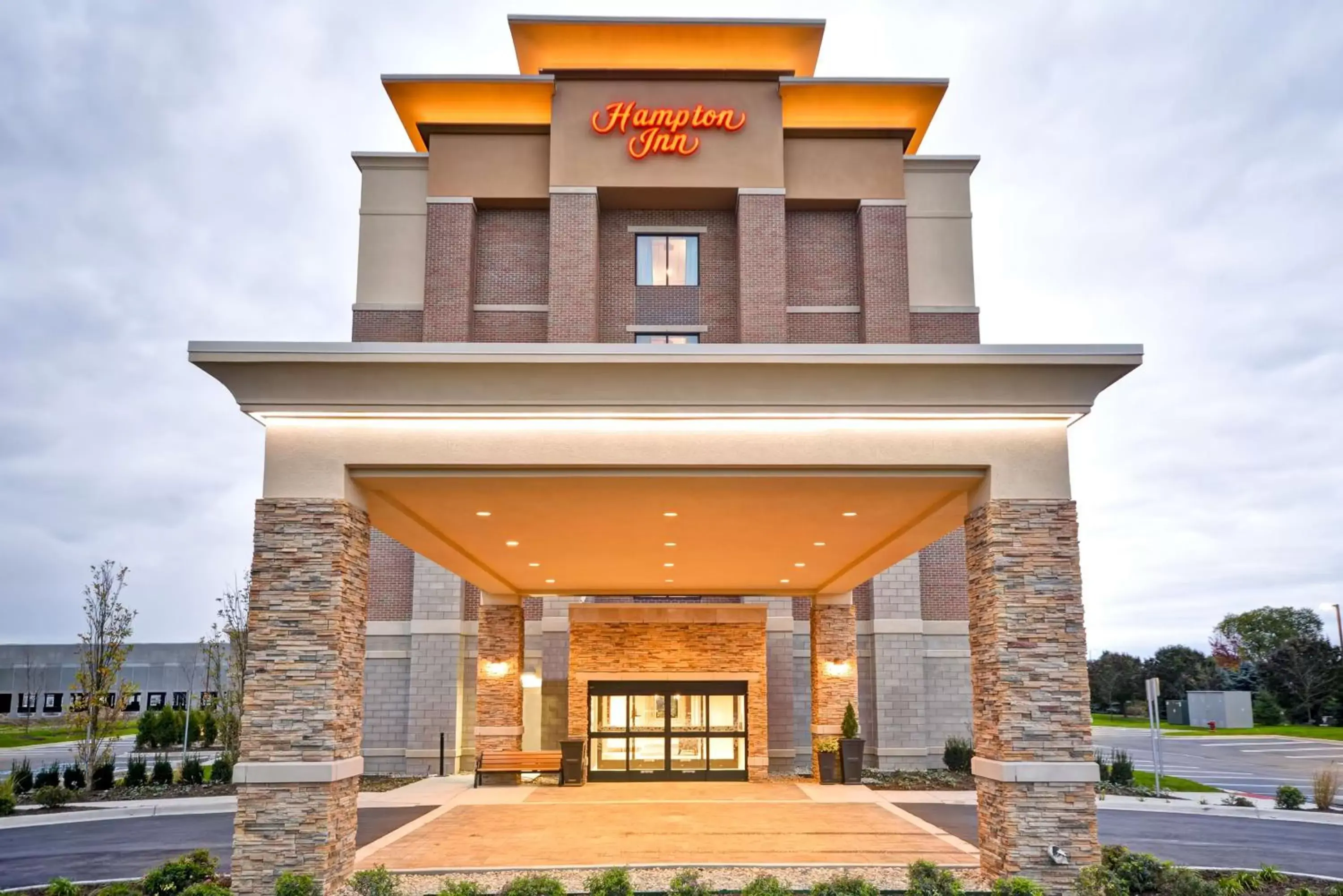 Property Building in Hampton Inn Livonia Detroit