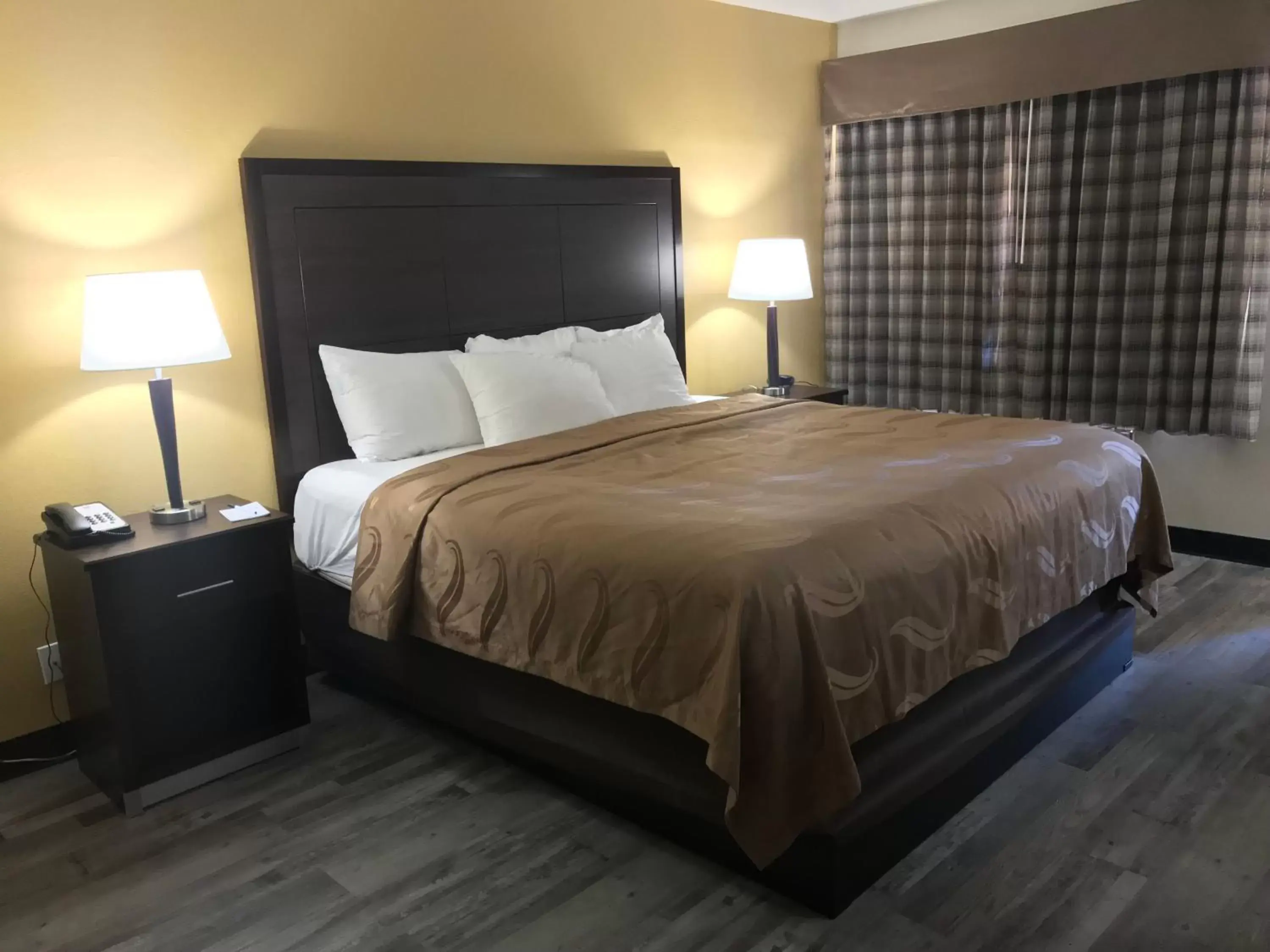Bed in Quality Inn & Suites near Downtown Mesa