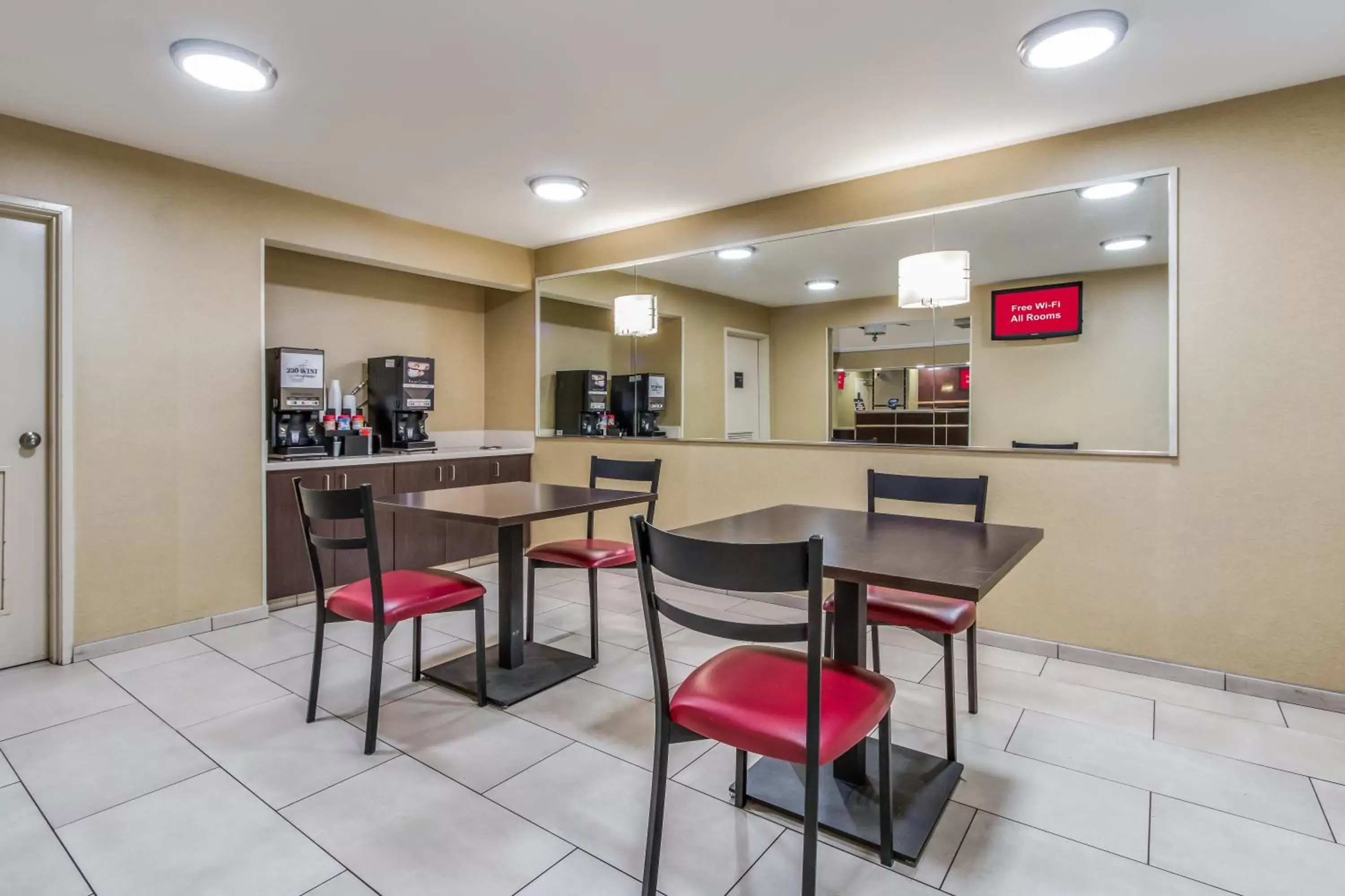 Lobby or reception, Restaurant/Places to Eat in Red Roof Inn Phoenix North - Deer Valley - Bell Rd