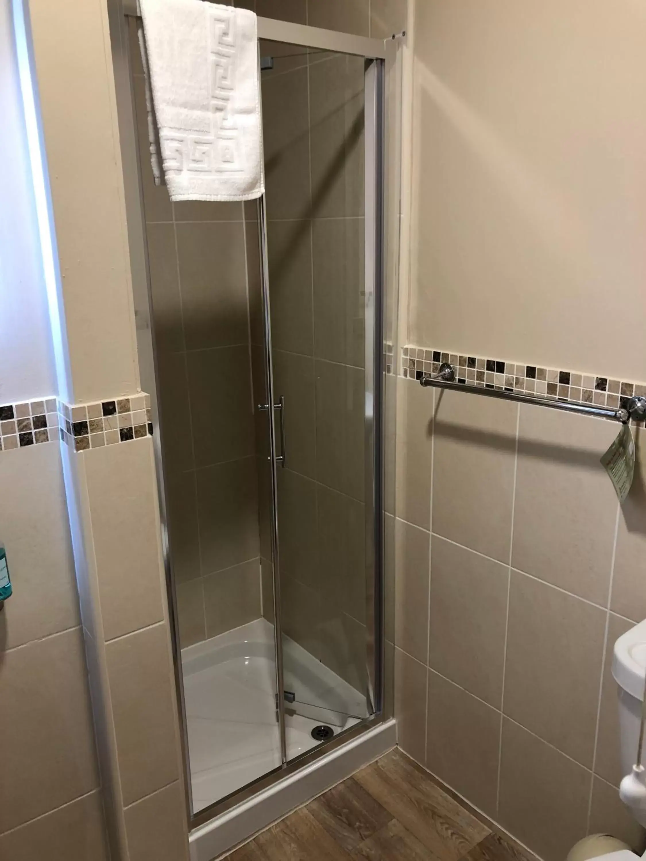Shower, Bathroom in Belmore Court & Motel