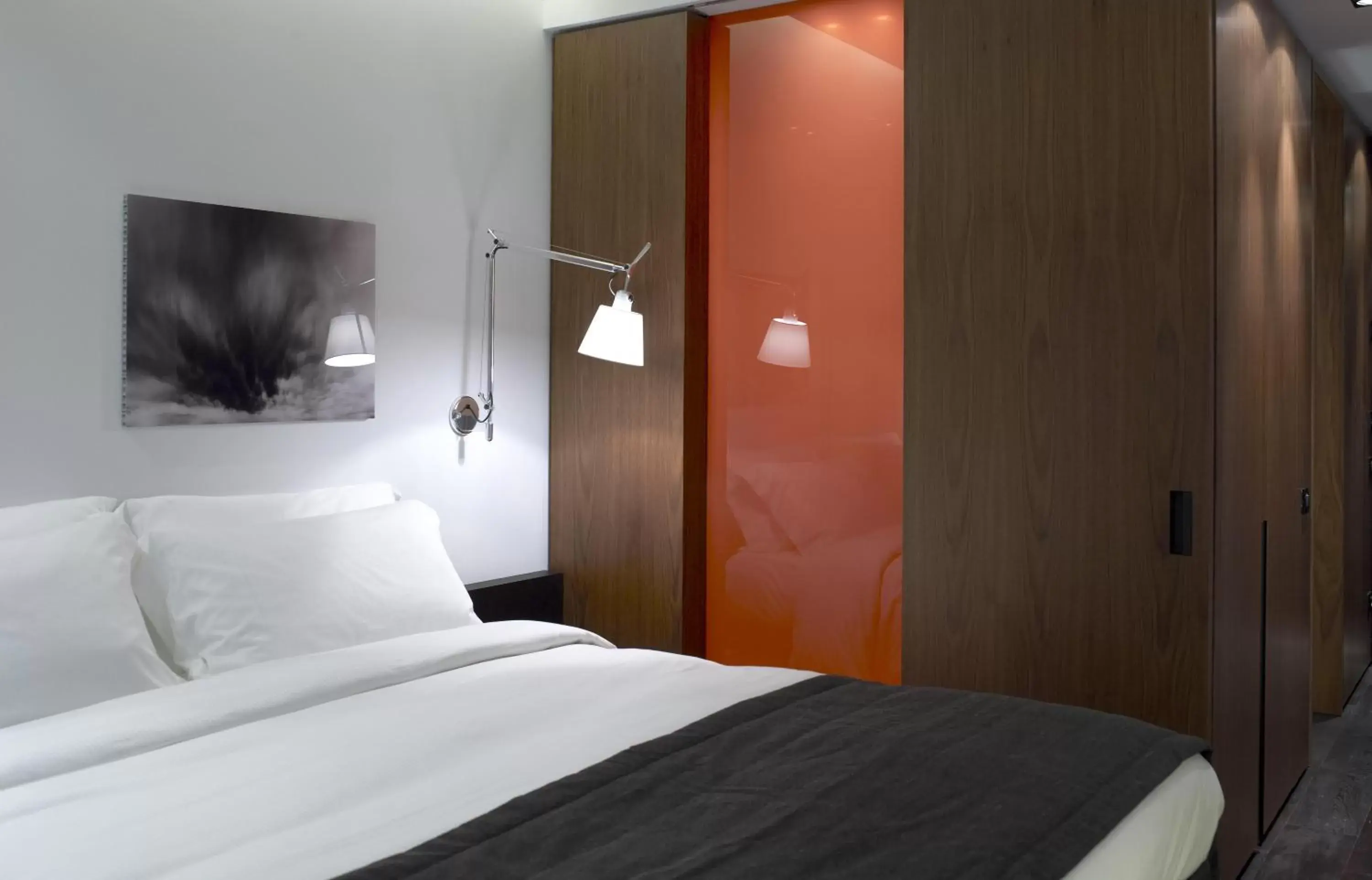 Bed in The Met Hotel Thessaloniki, a Member of Design Hotels