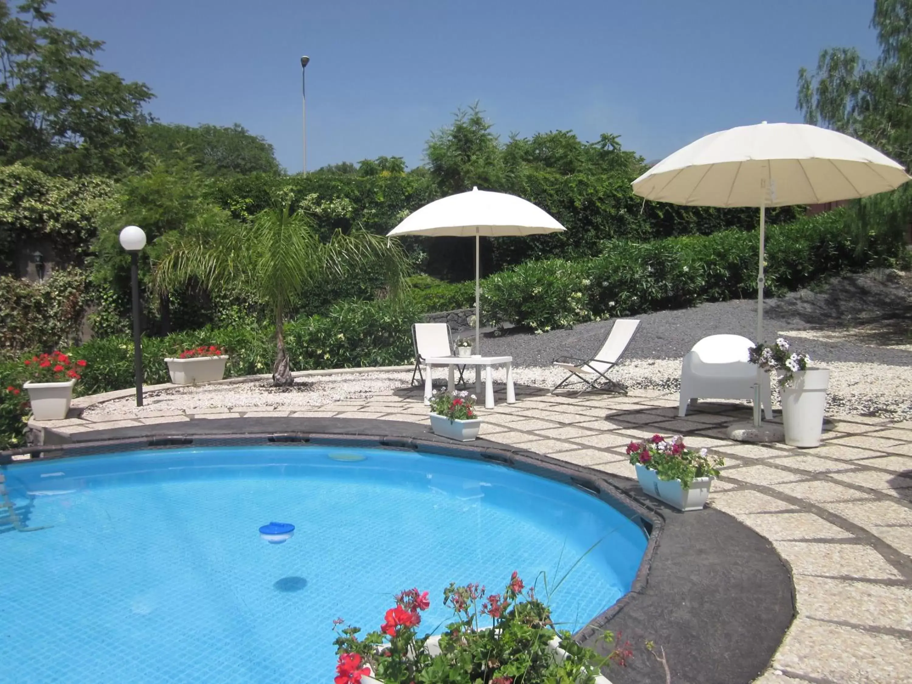 Patio, Swimming Pool in B&B BOUTIQUE DI CHARME "ETNA-RELAX-NATURA"