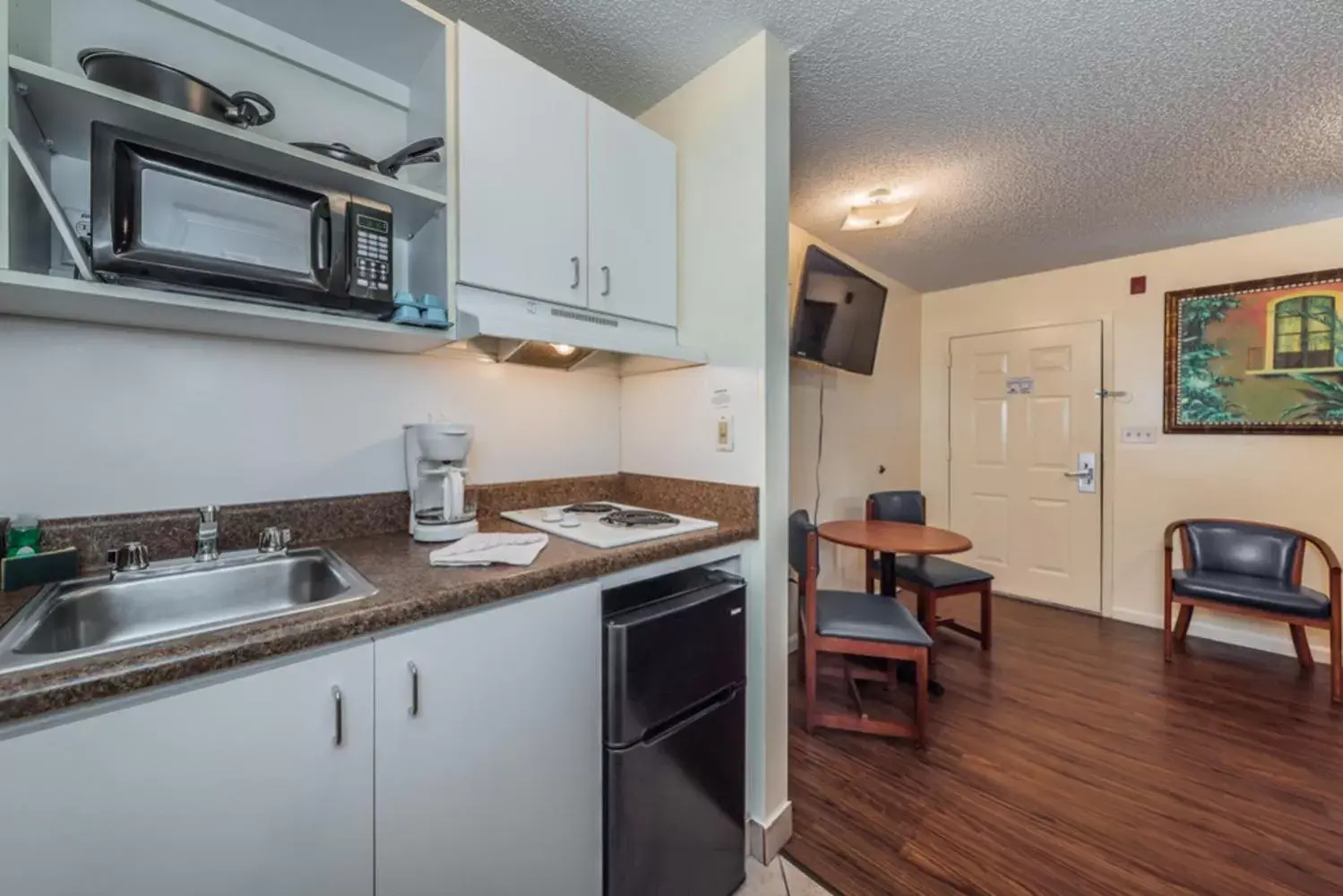 Kitchen/Kitchenette in Tampa Bay Extended Stay Hotel