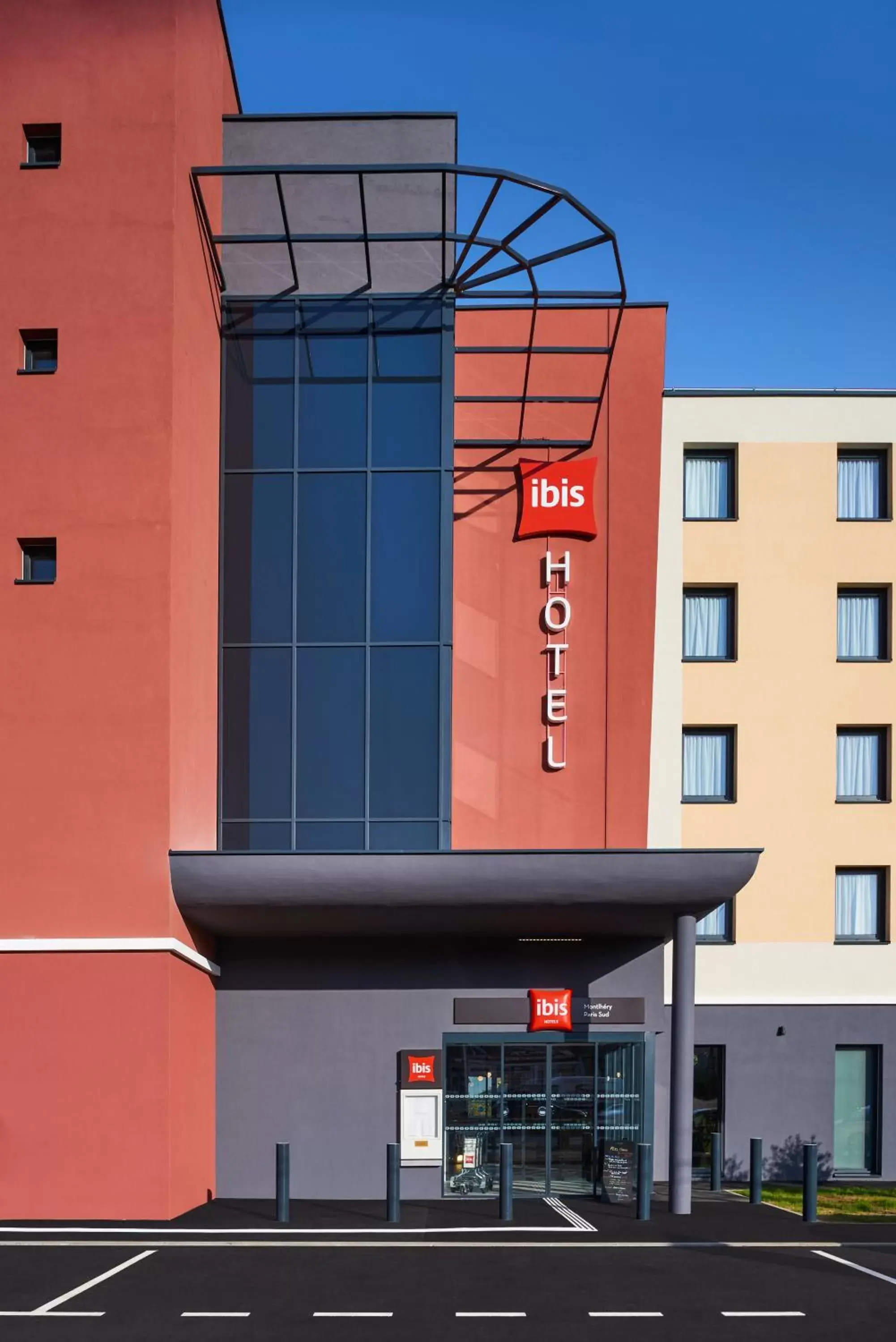 Facade/entrance in Ibis Montlhery Paris Sud Facade/entrance in Ibis Montlhery Paris Sud