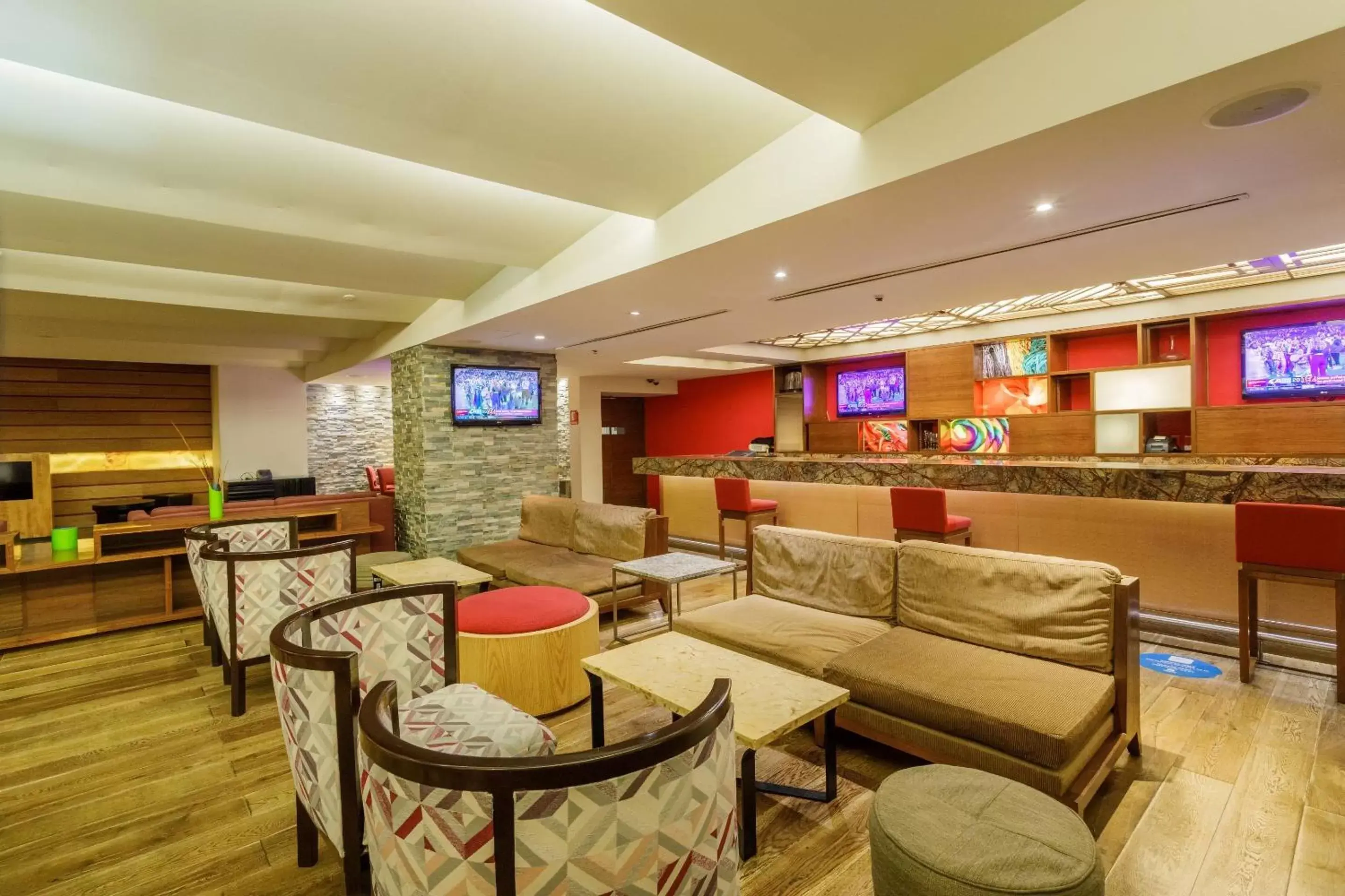 Lobby or reception, Lounge/Bar in Camino Real Aeropuerto