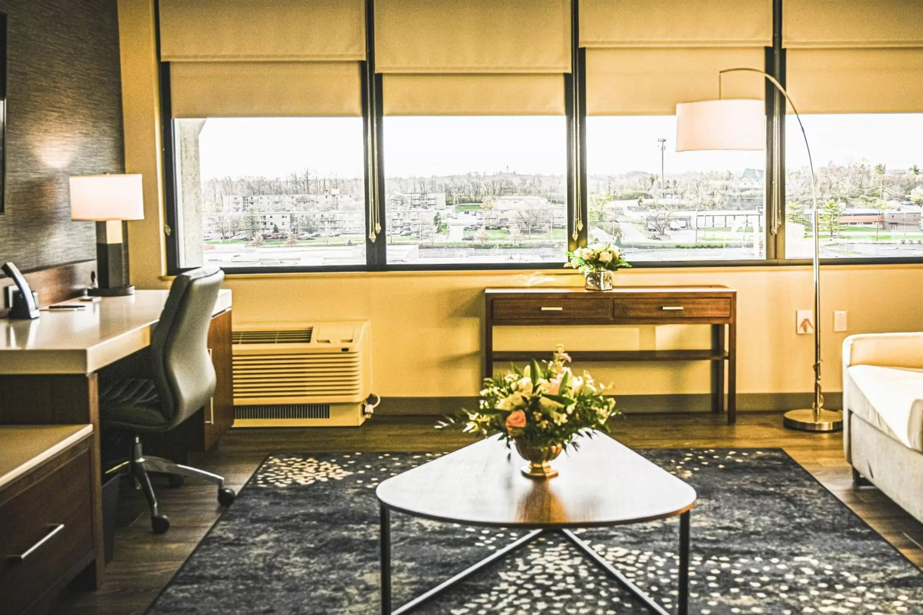 Living room in Delta Hotels by Marriott Cincinnati Sharonville