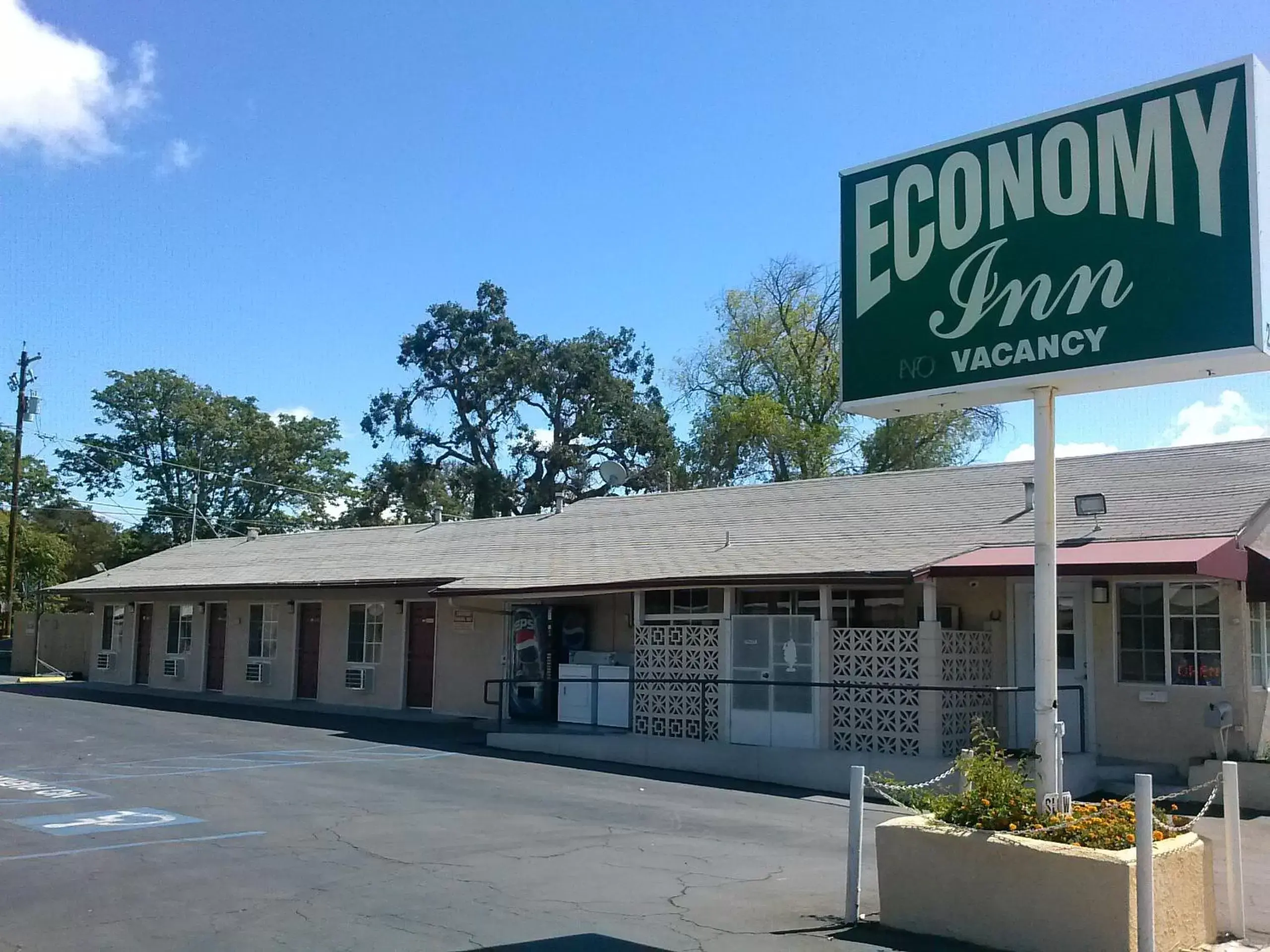 Property building, Property Logo/Sign in Economy Inn Paso Robles