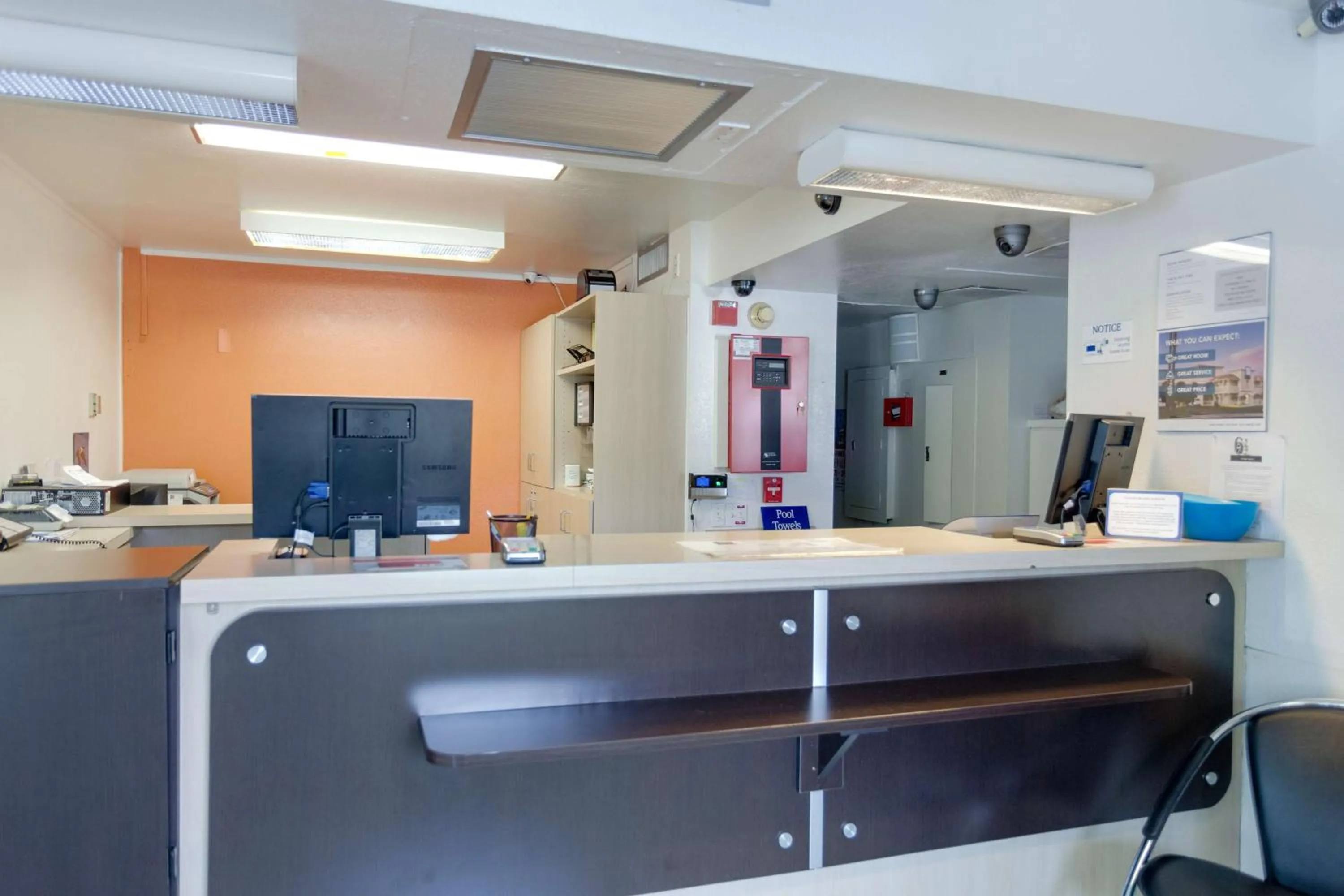 Lobby or reception in Motel 6 Weed - Mount Shasta