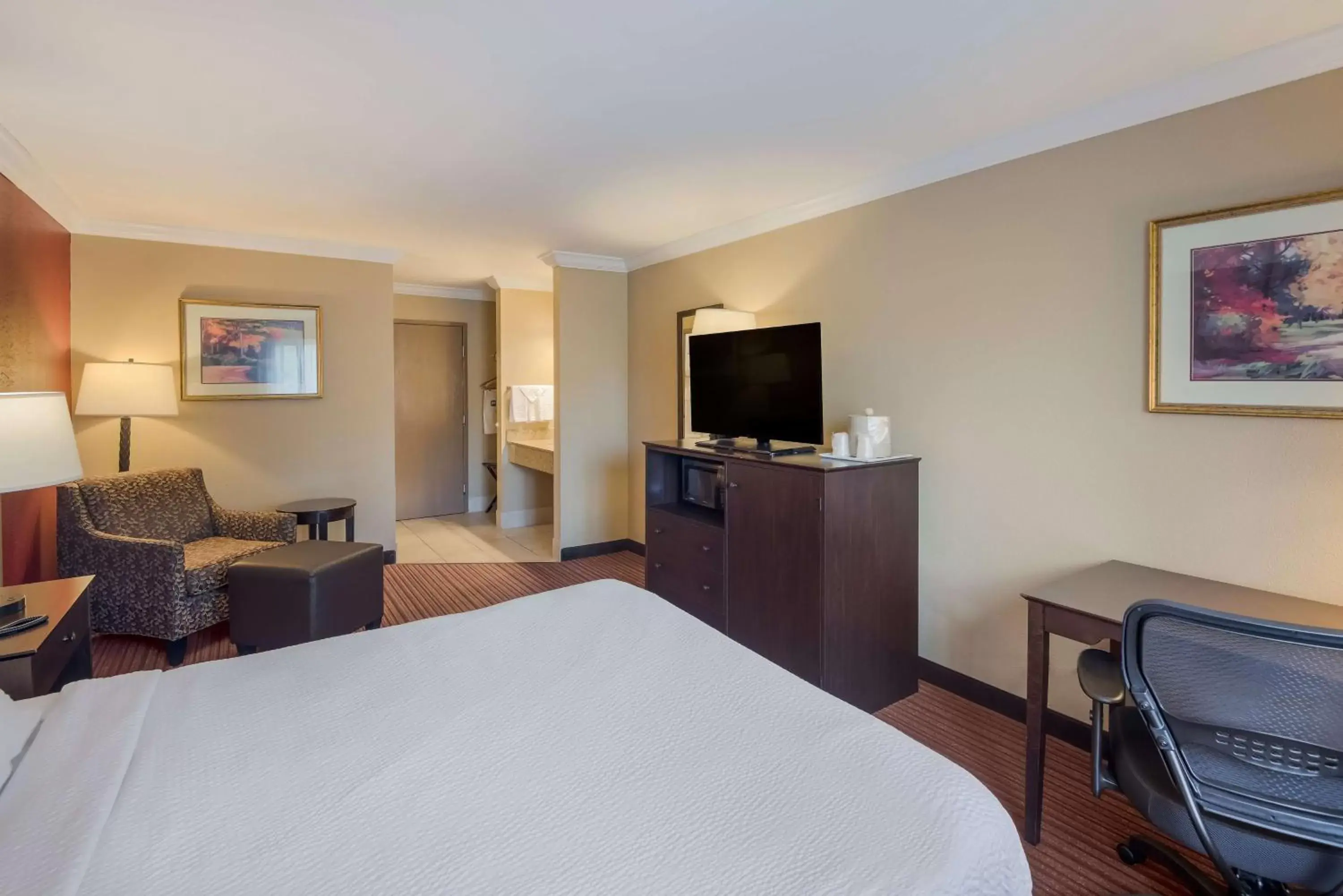 Bedroom, TV/Entertainment Center in Best Western Sycamore Inn