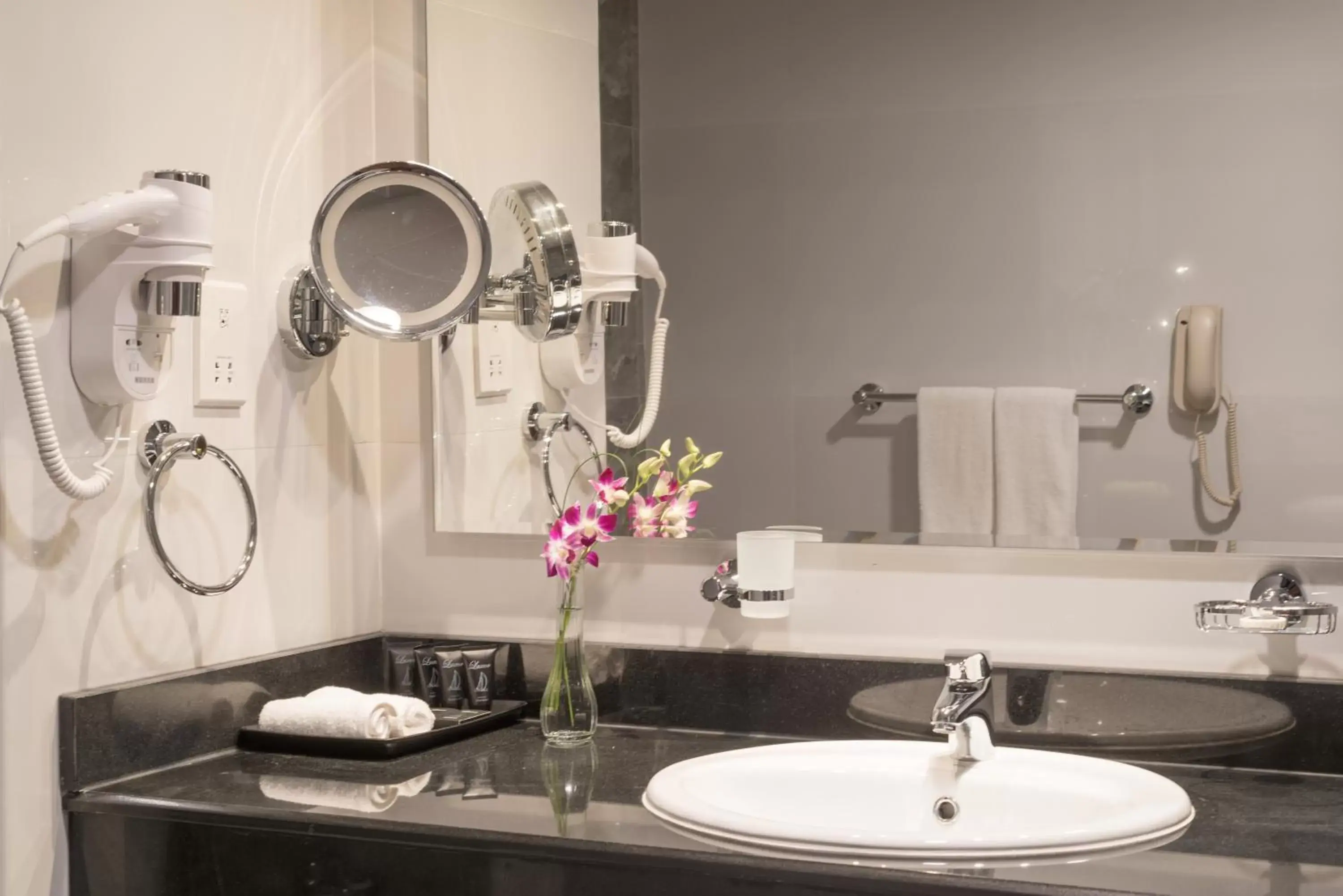 Bathroom in Hawthorn Suites by Wyndham Abu Dhabi City Center