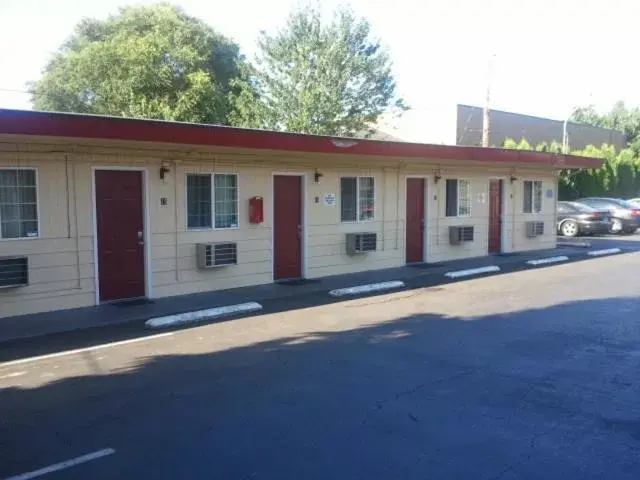 Facade/entrance, Property Building in Aaron Motel