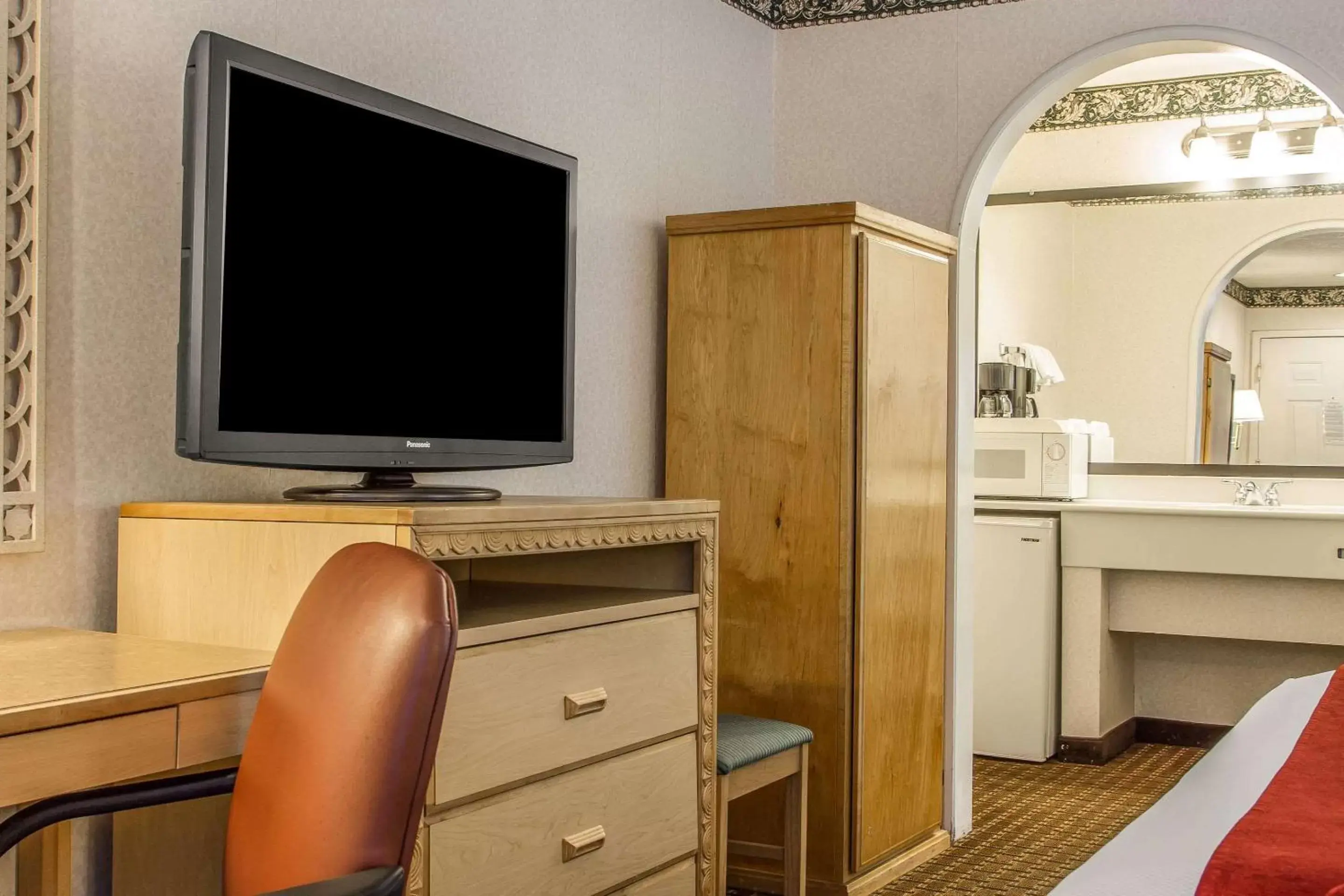 Photo of the whole room, TV/Entertainment Center in Comfort Inn Palo Alto