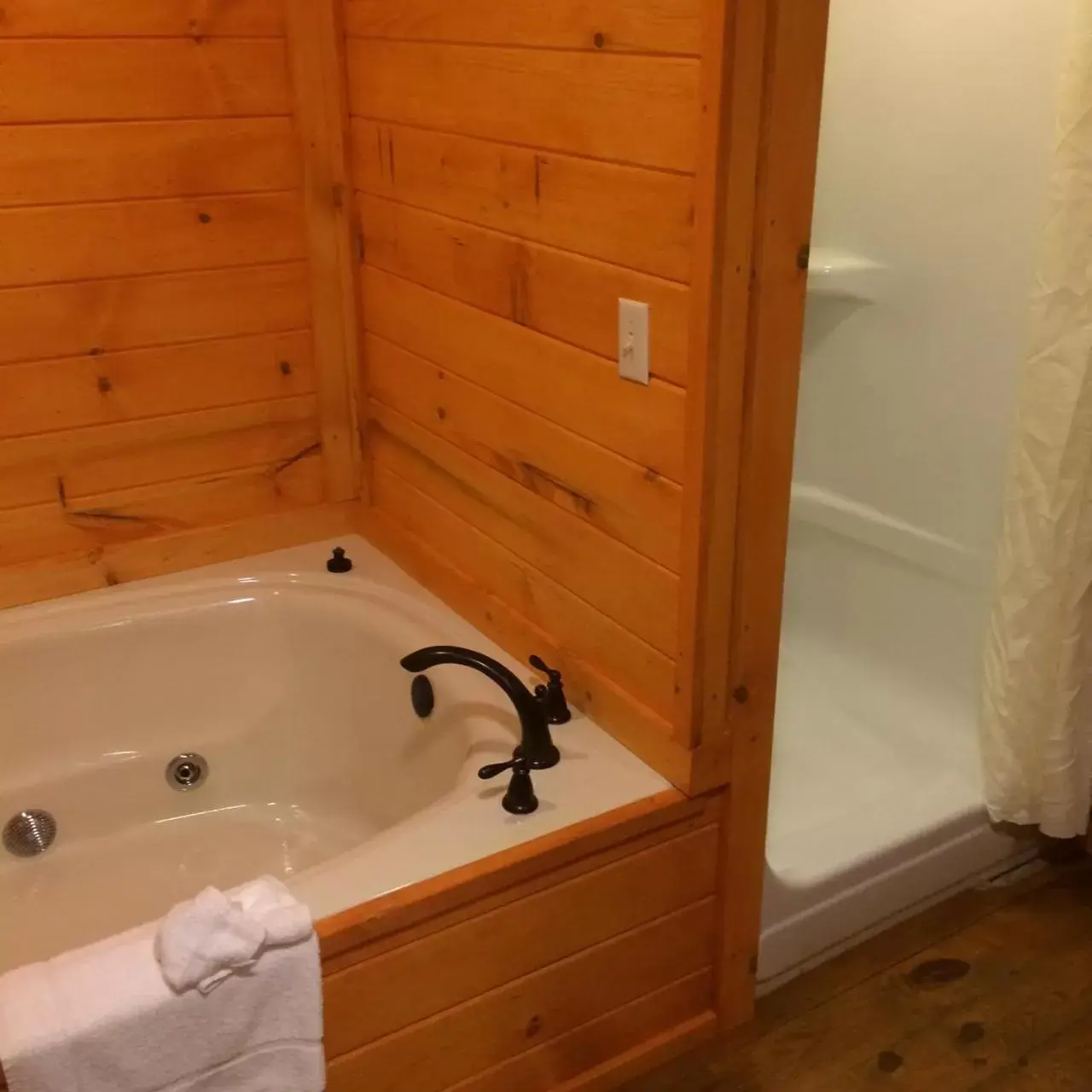 Hot Tub, Bathroom in The Smoke House Lodge