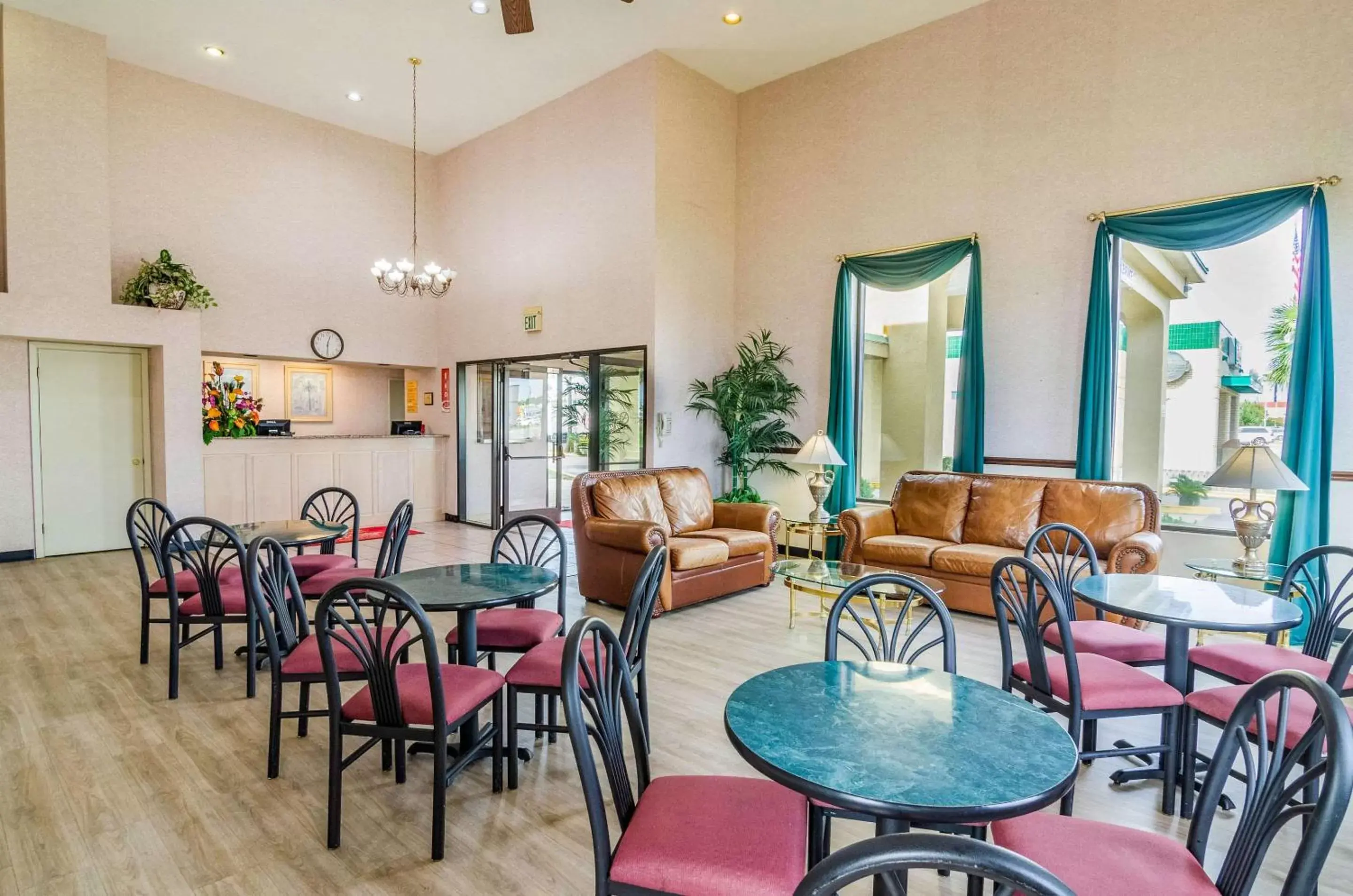 Lobby or reception, Restaurant/Places to Eat in Econo Lodge Inn & Suites Gulfport