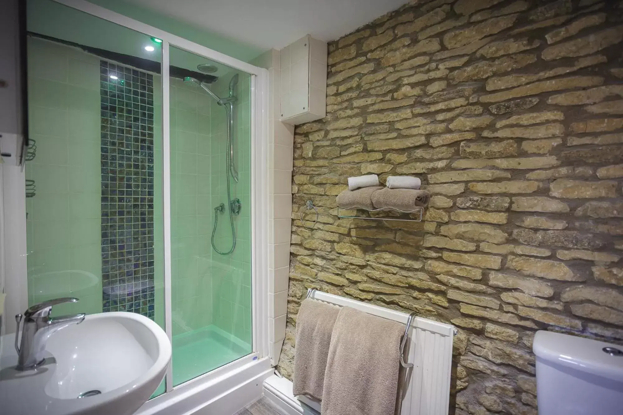 Shower, Bathroom in The Lamb Inn