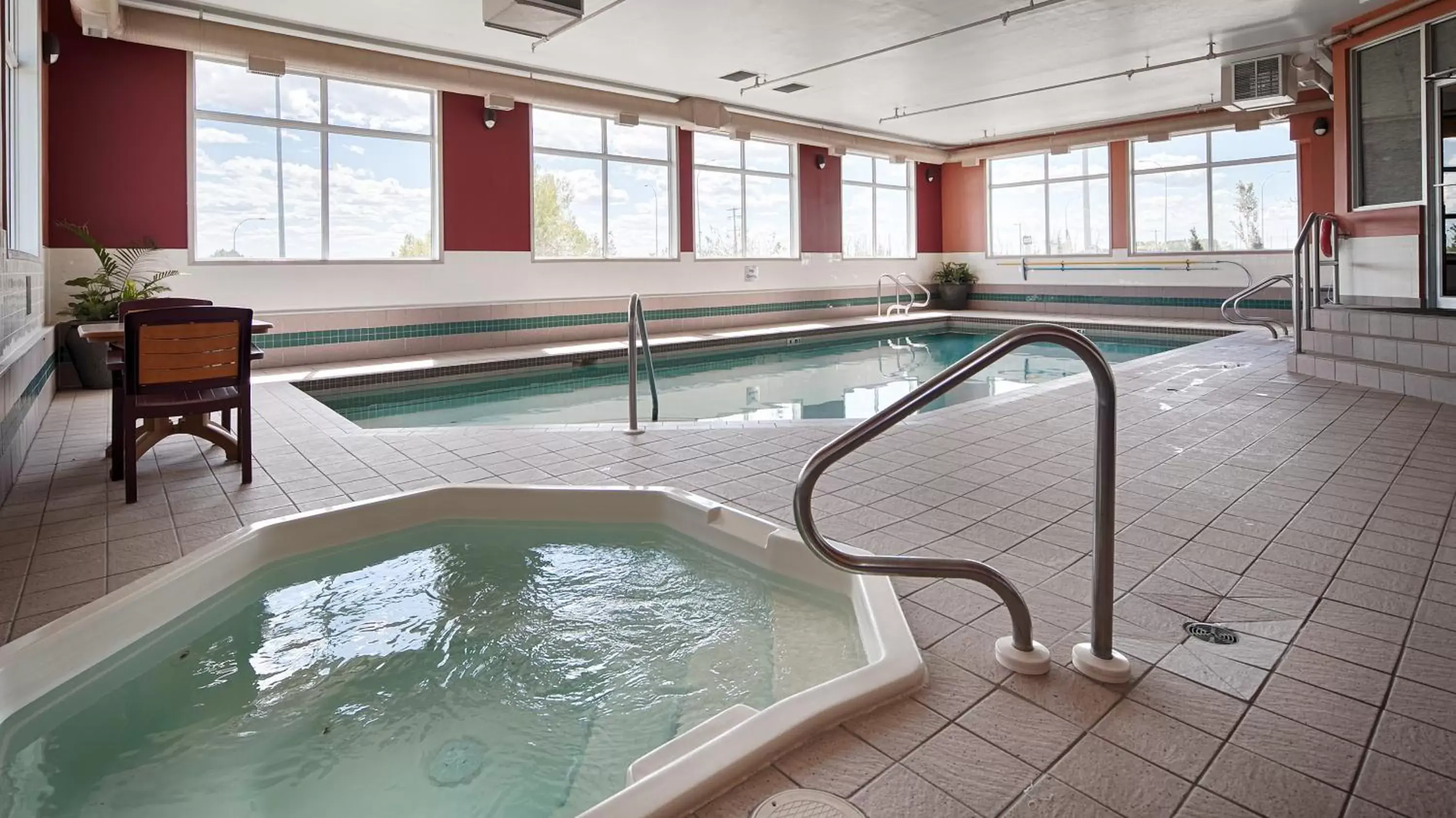 Hot Tub, Swimming Pool in Best Western Strathmore Inn