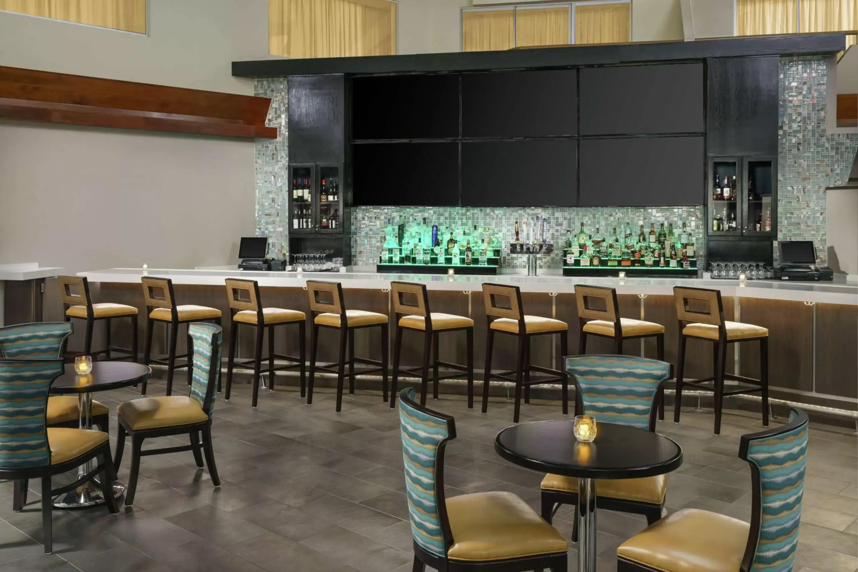 Lounge or bar, Restaurant/Places to Eat in DoubleTree by Hilton Orlando Airport Hotel