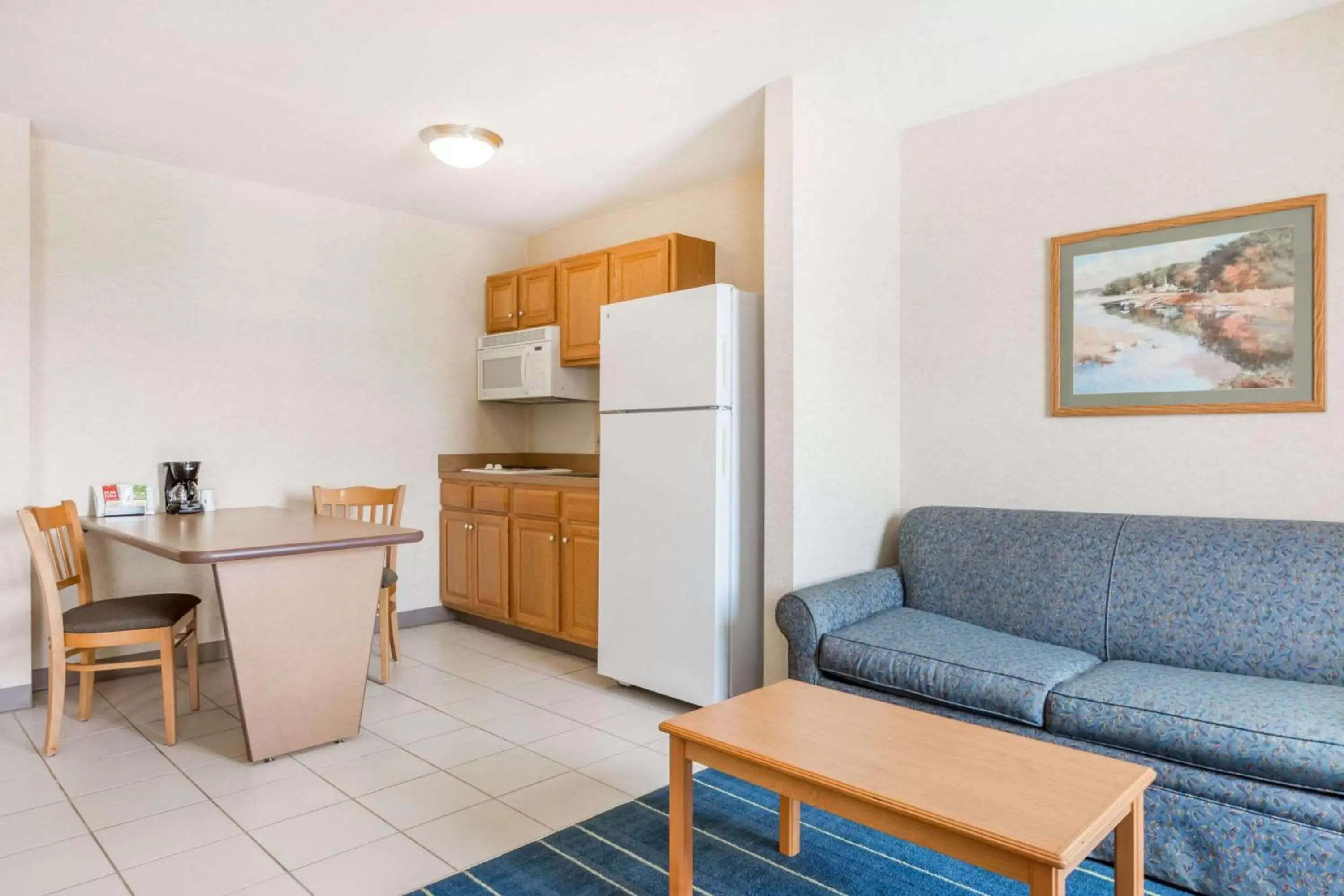 Photo of the whole room, Kitchen/Kitchenette in Days Inn & Suites by Wyndham Bridgeport - Clarksburg