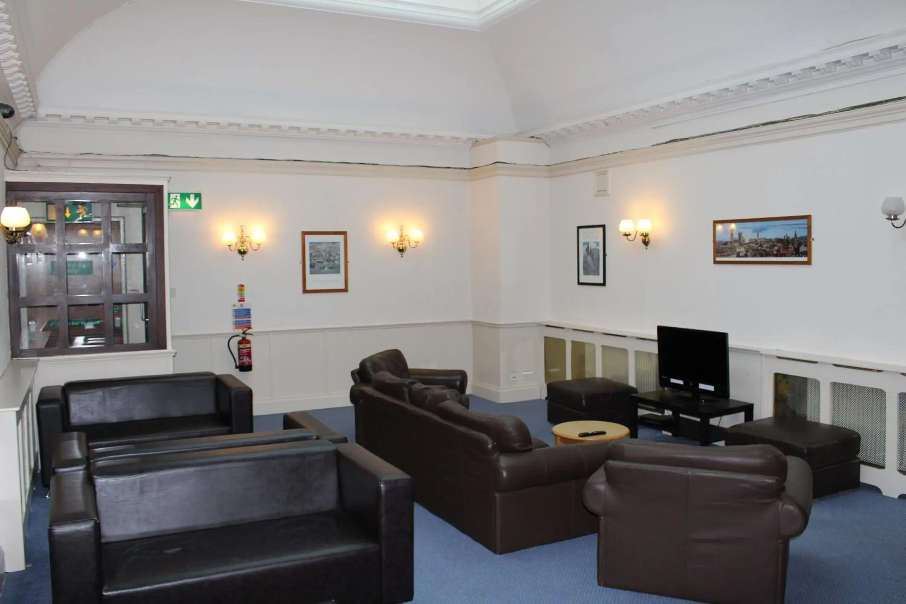 Communal lounge/ TV room, Seating Area in Glasgow Youth Hostel