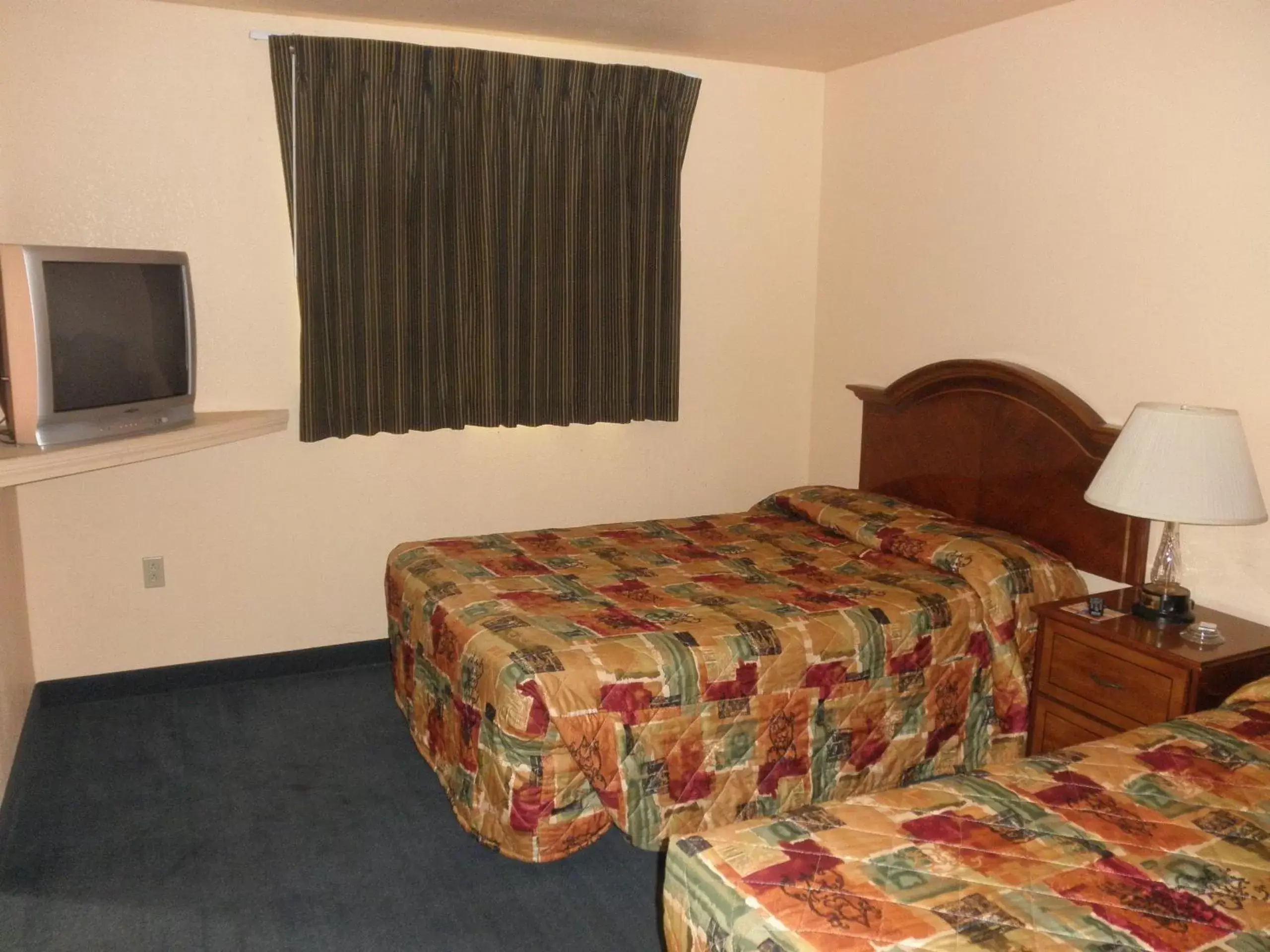 Bed in Rodeway Inn & Suites East