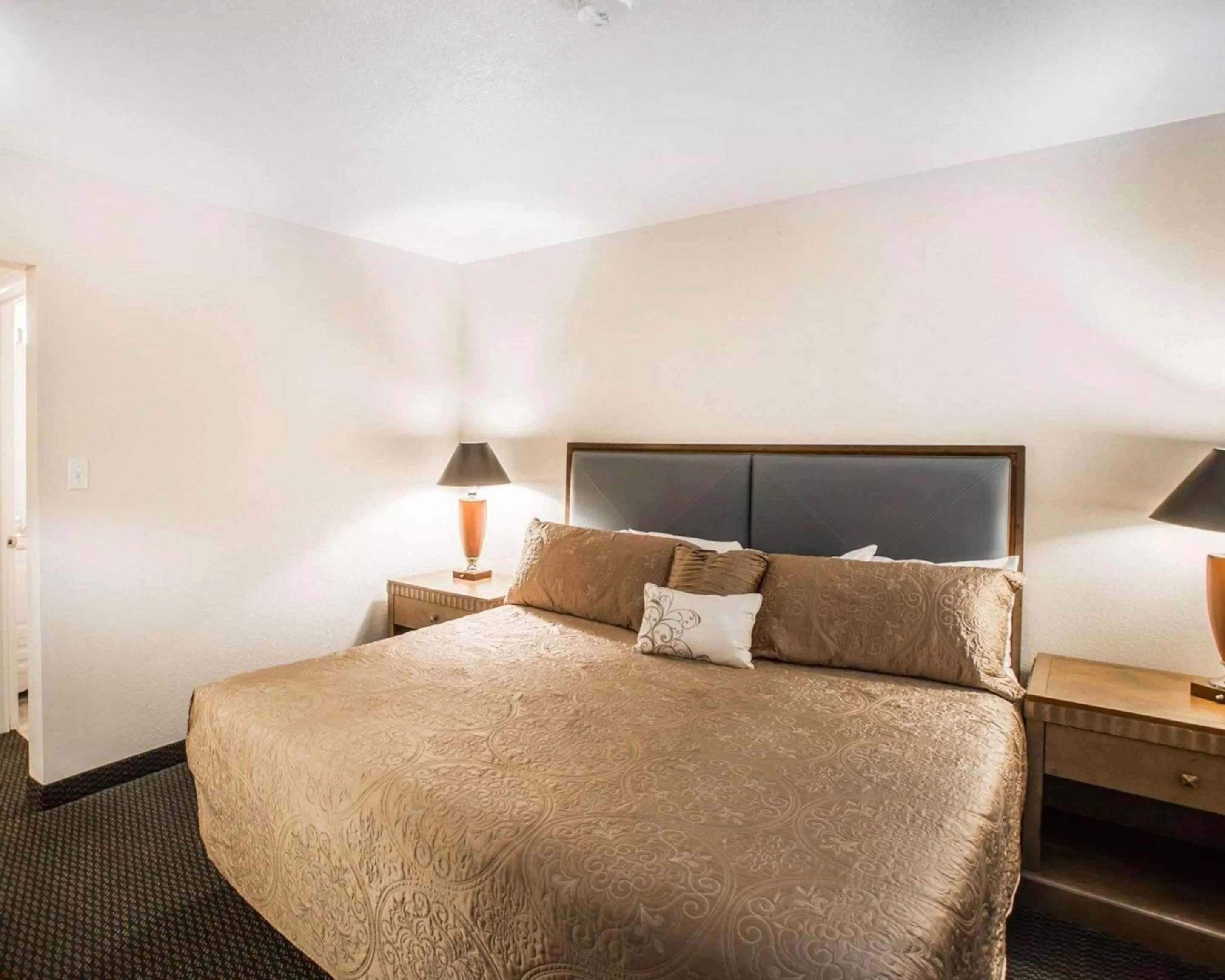 Photo of the whole room, Bed in Rodeway Inn Greeley