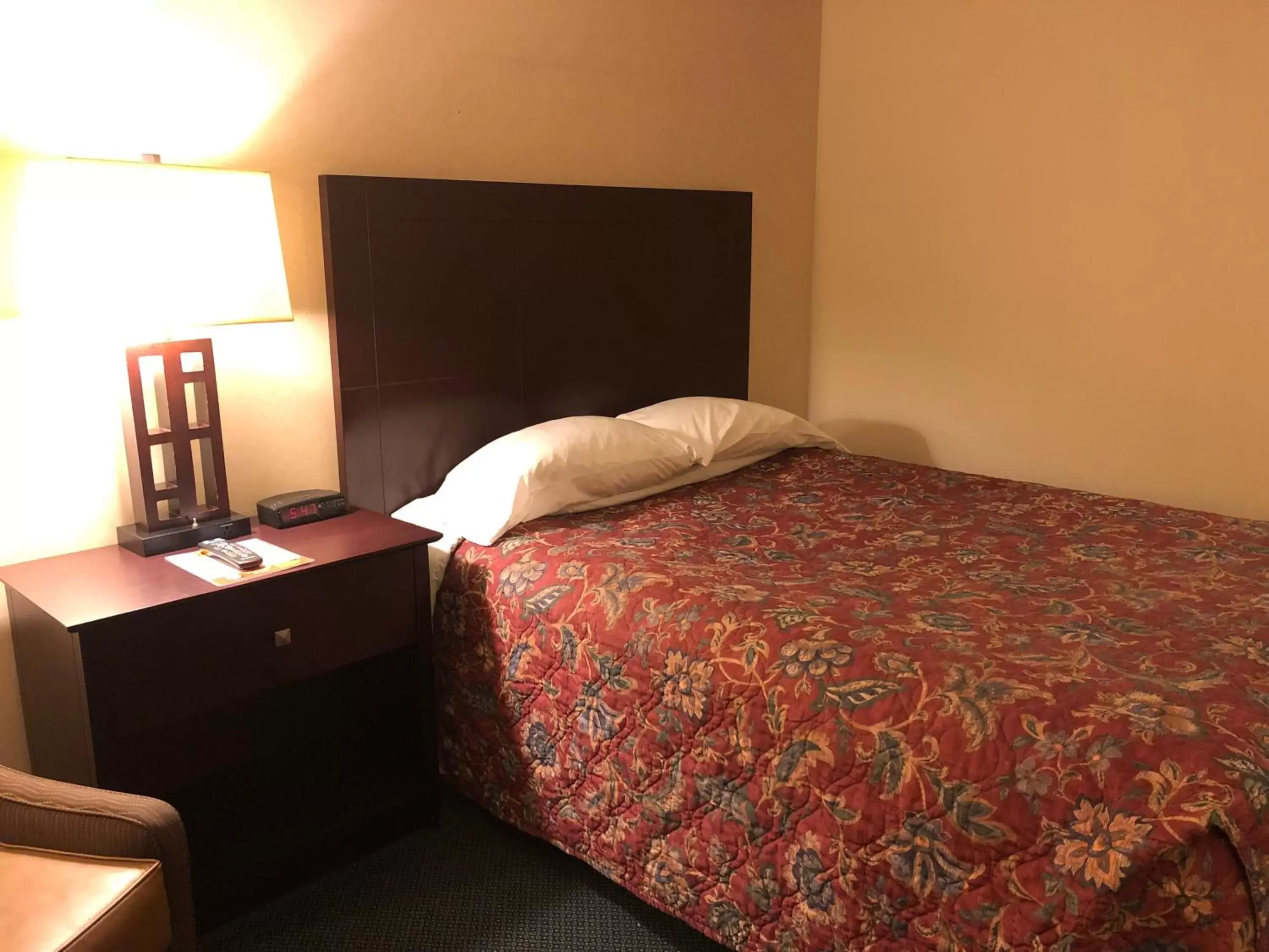 Bedroom, Bed in Super 8 by Wyndham Superior WI