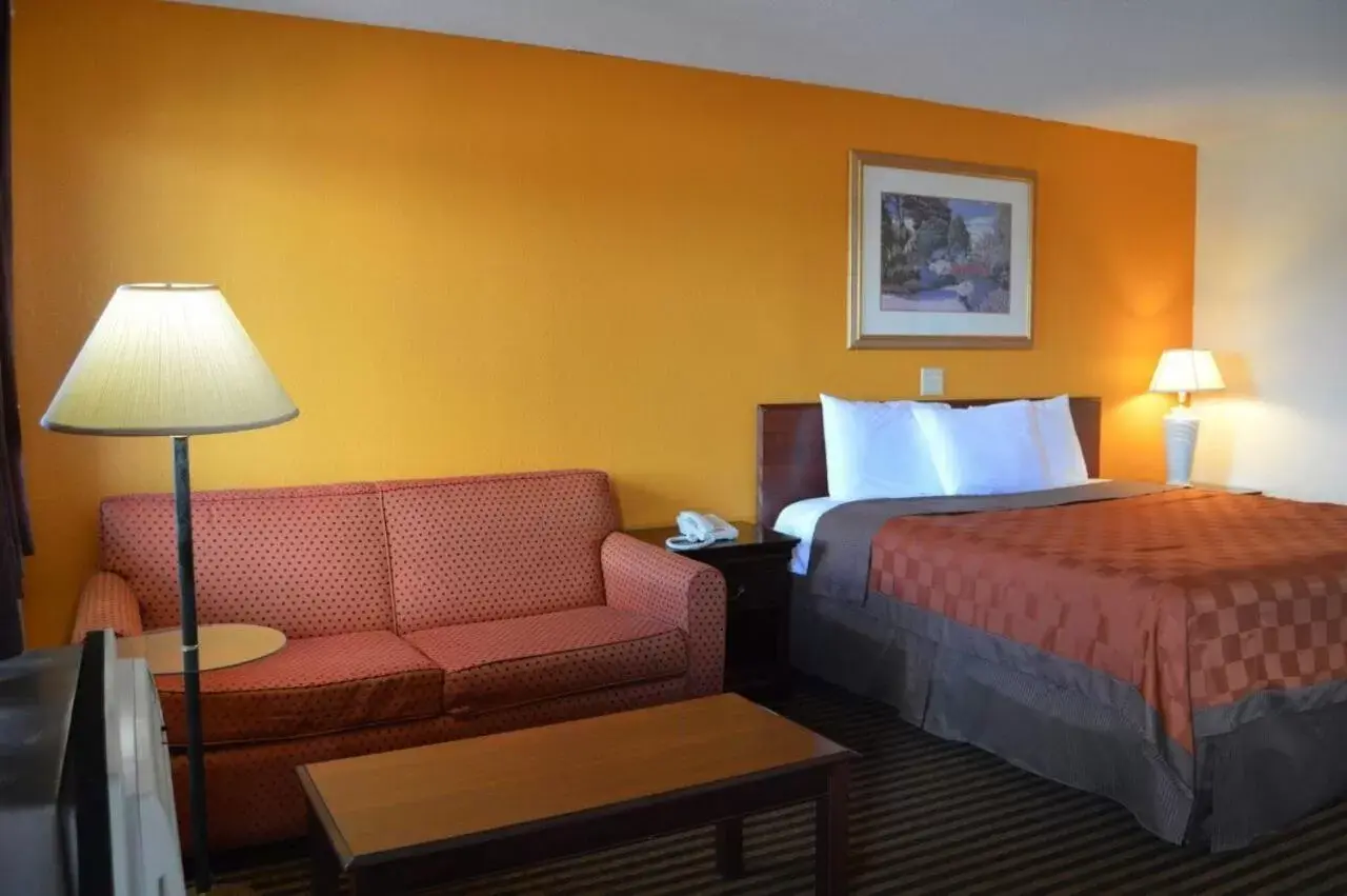 Photo of the whole room, Bed in Scottish Inn & Suites - Eau Claire