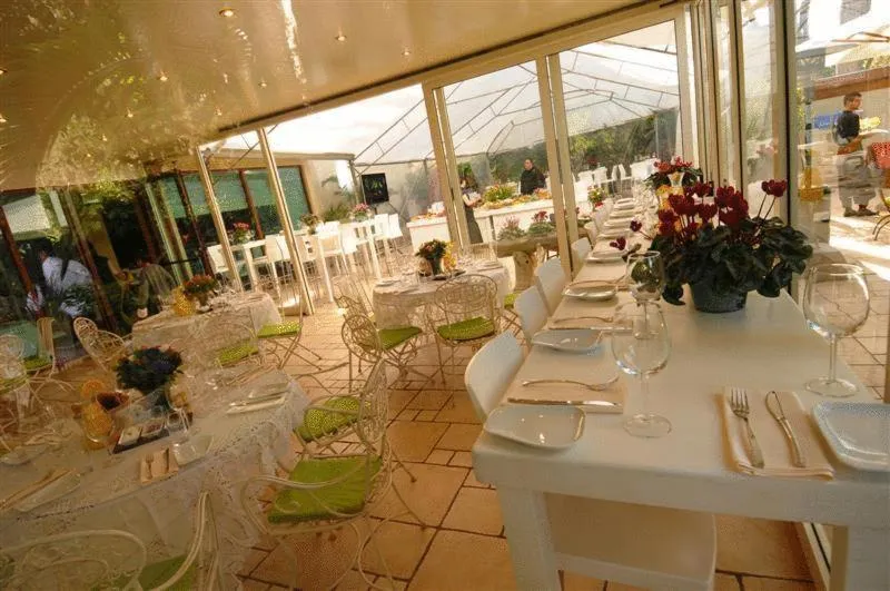 Restaurant/places to eat in Villa Carmel Boutique Hotel