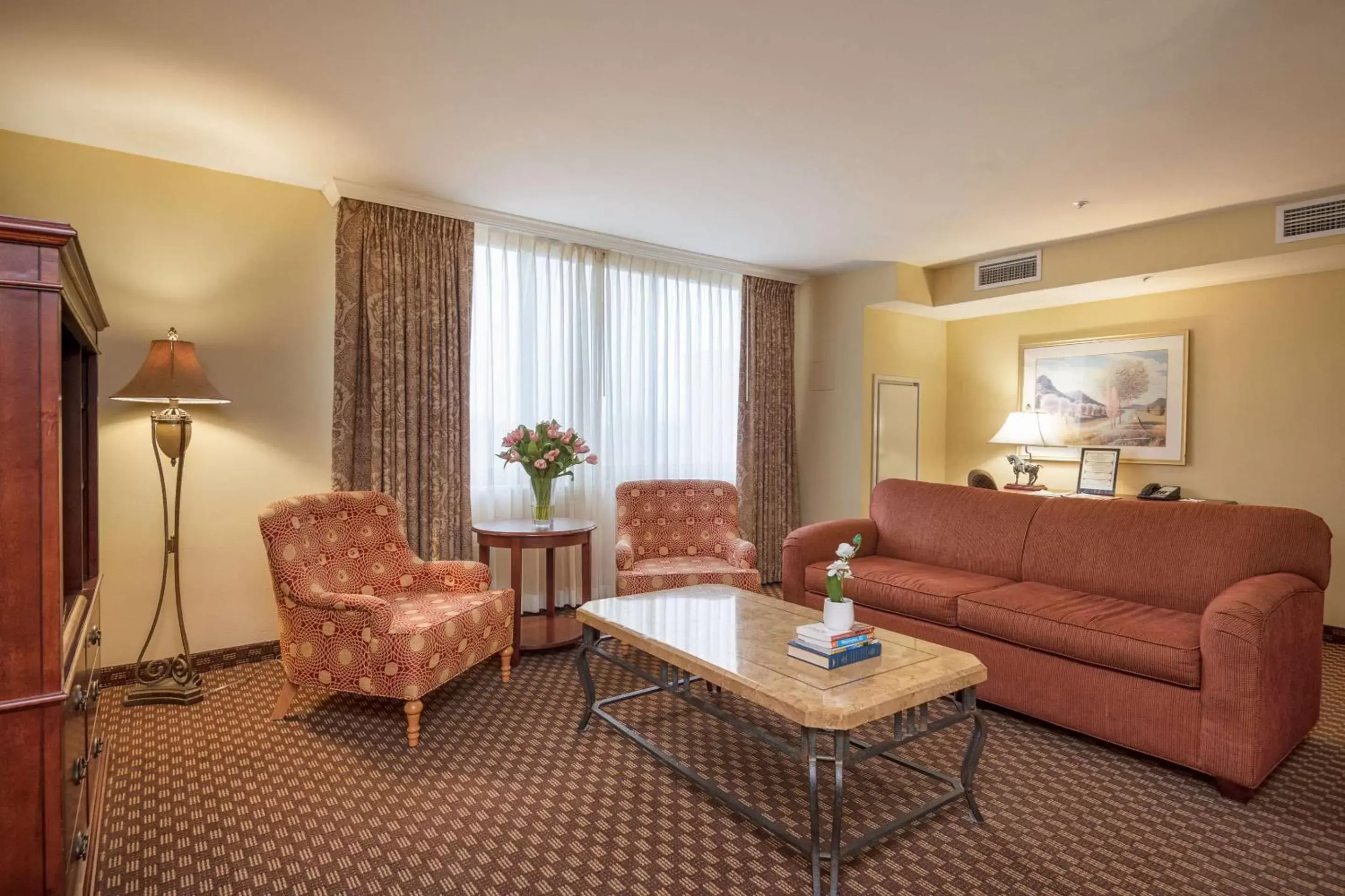 Photo of the whole room, Seating Area in Clarion Collection Hotel Arlington Court Suites