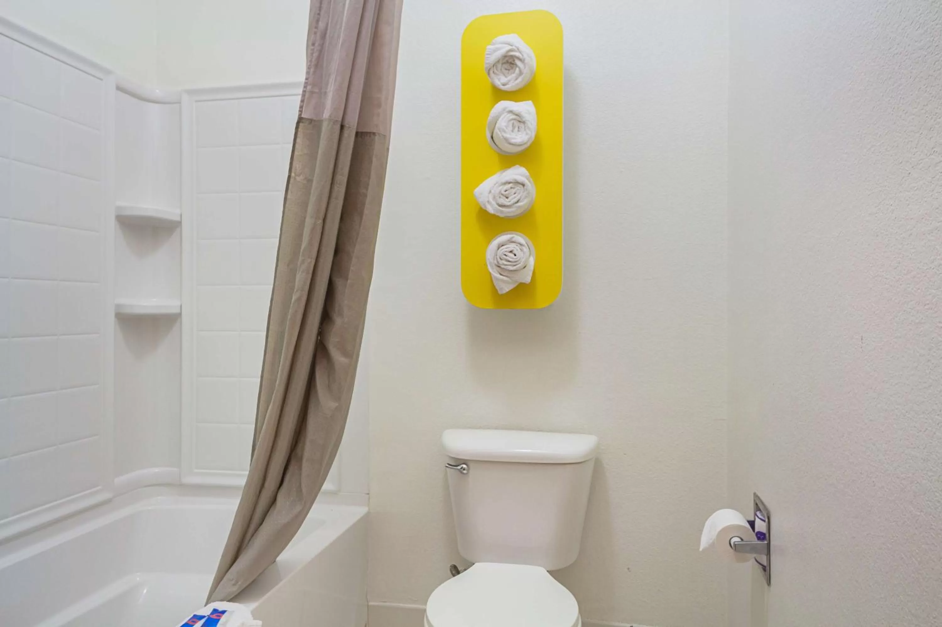 Toilet in Motel 6 Dallas – Irving DFW Airport South