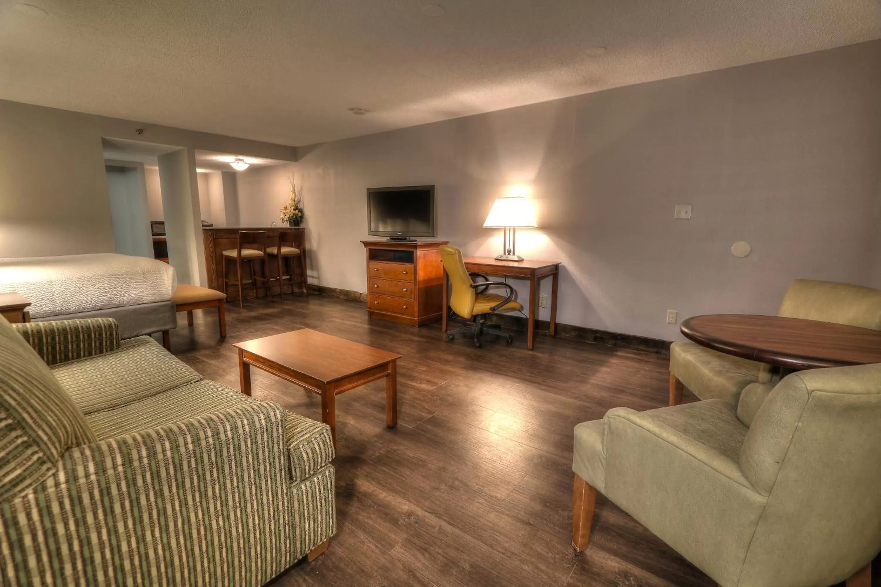 Living room, Seating Area in The Ramsey Hotel and Convention Center