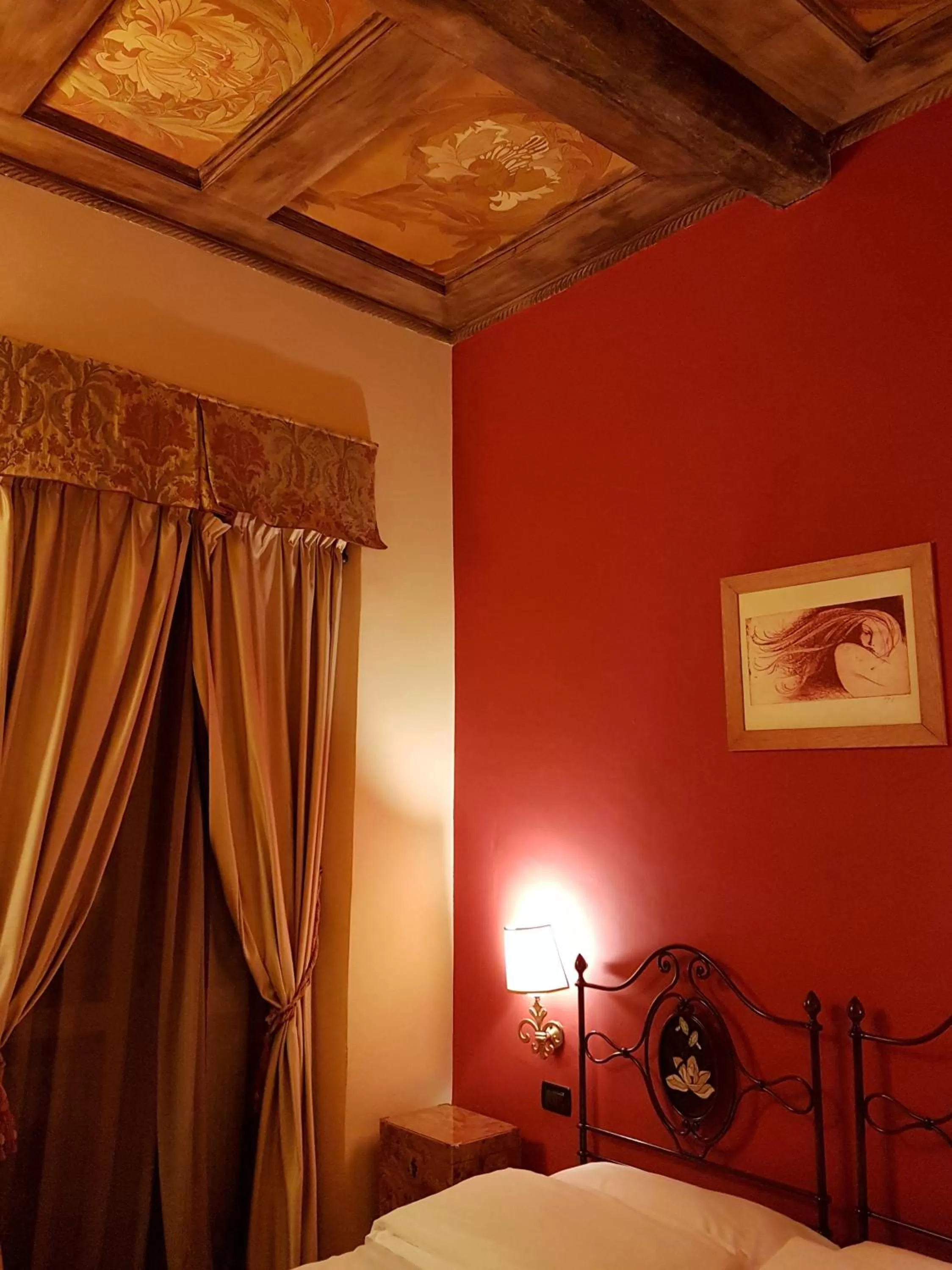 Photo of the whole room, Bed in Albergo delle Drapperie
