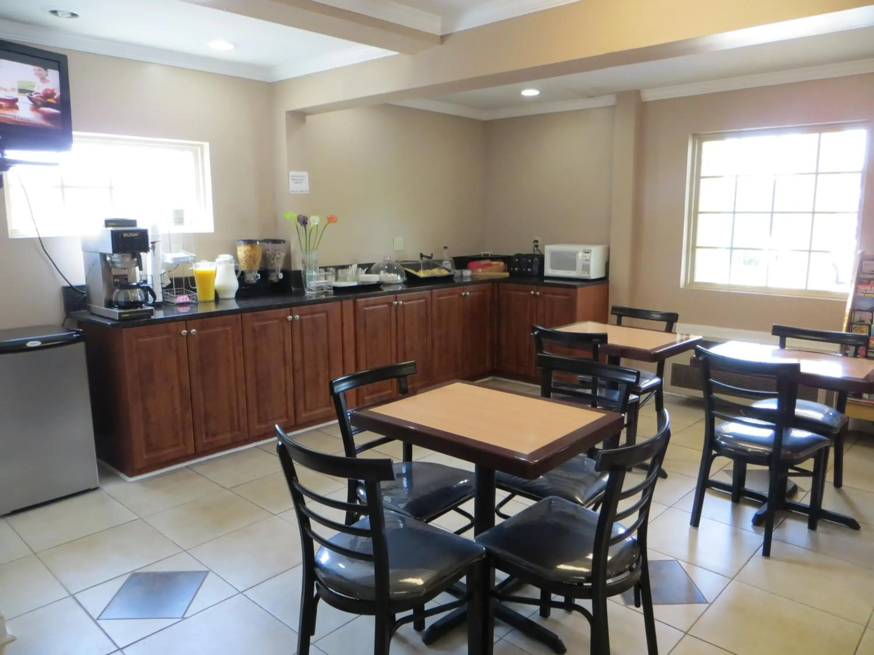 Restaurant/Places to Eat in Americas Best Value Inn Cartersville